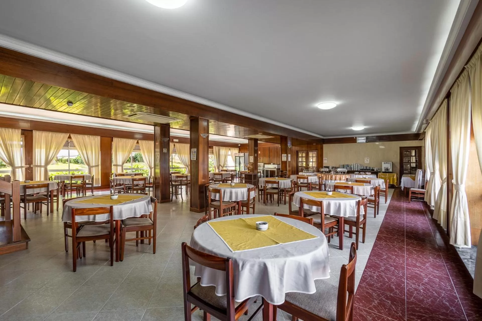 Dining area in Hotel Colmeia