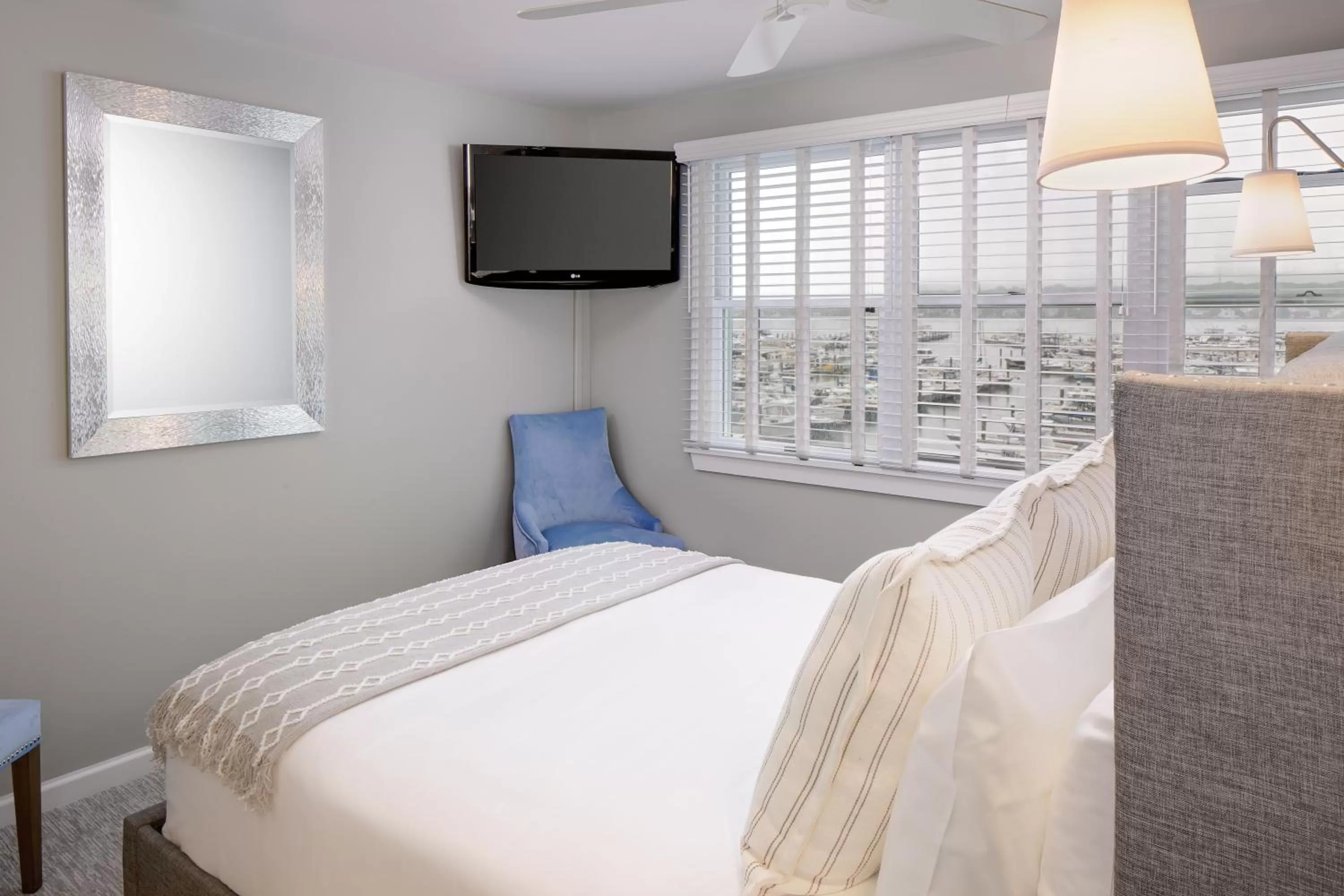 Bed in Inn at Harbor Hill Marina