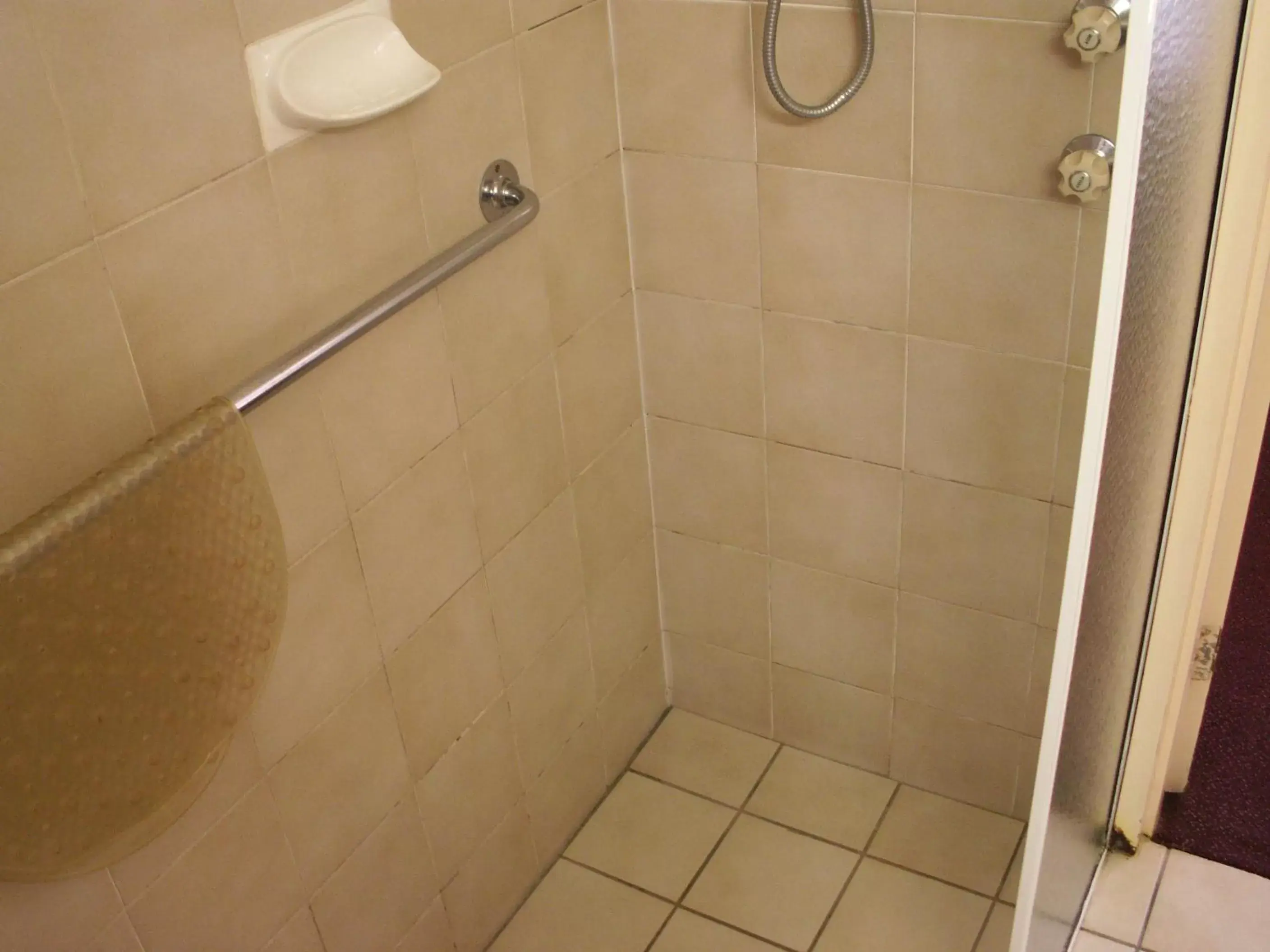 Bathroom in Cedar Lodge Motel