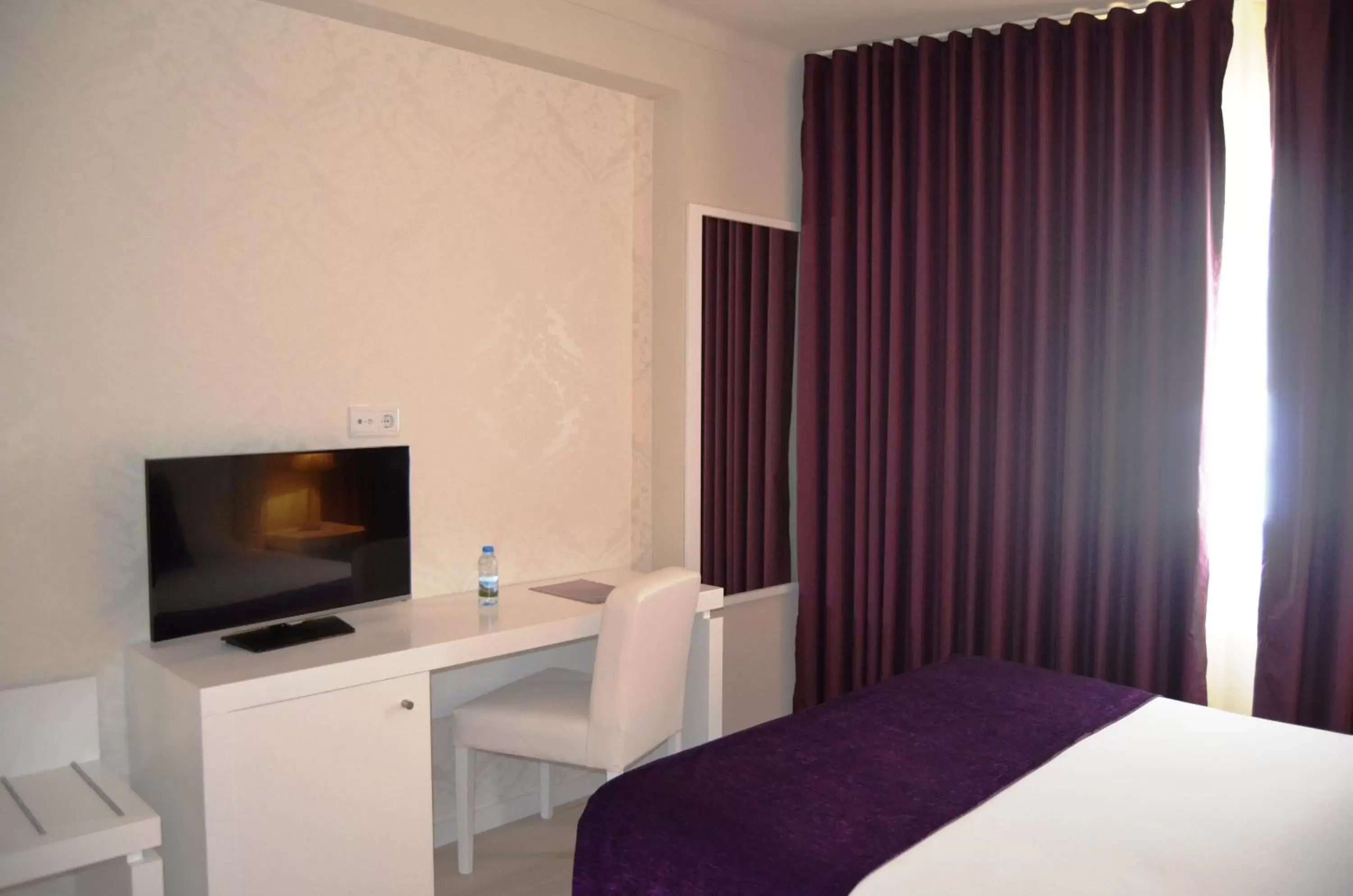Bedroom, TV/Entertainment Center in Hotel Torres Novas