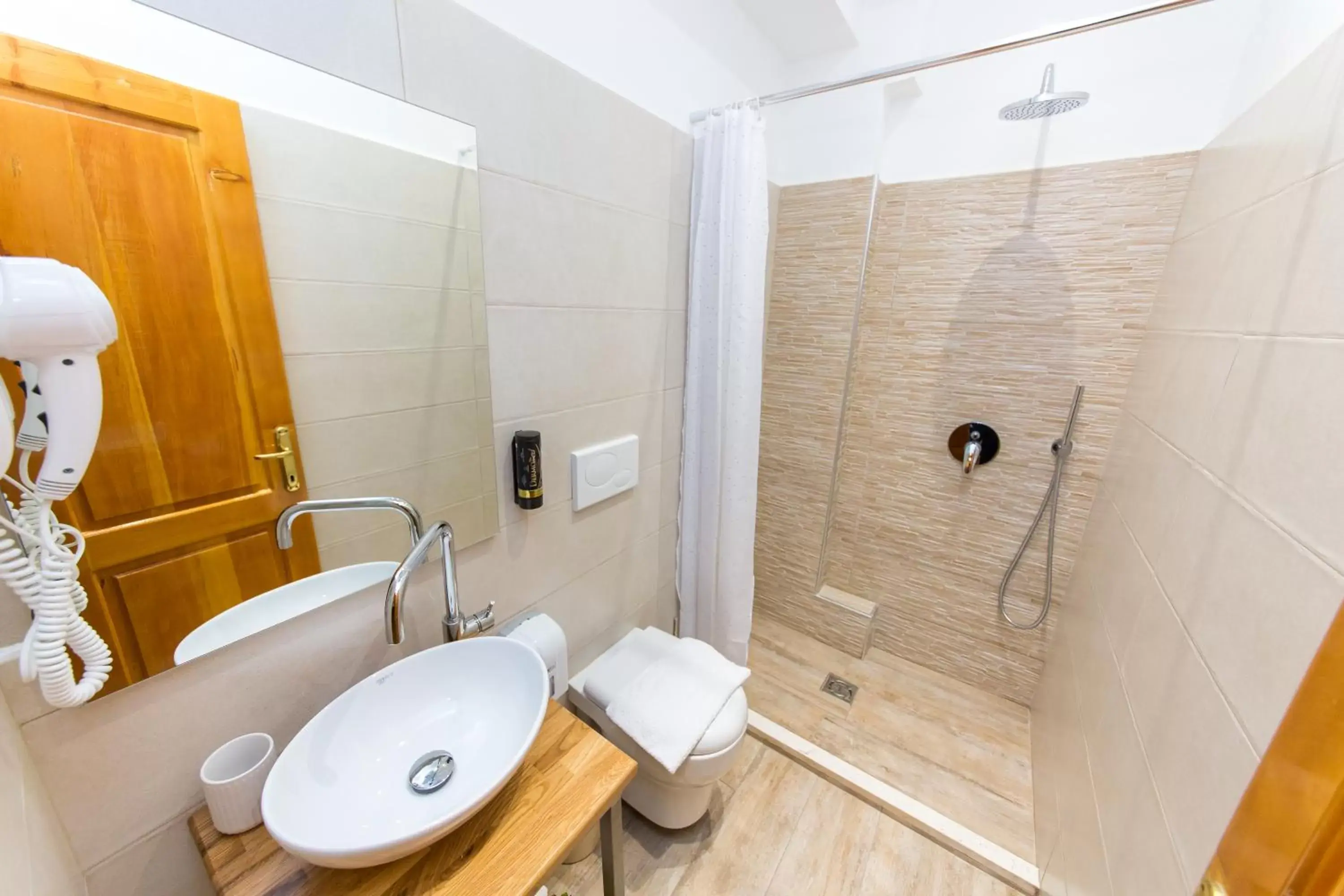 Shower, Bathroom in Hotel Baron