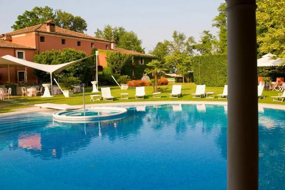 Swimming Pool in Hotel Relais