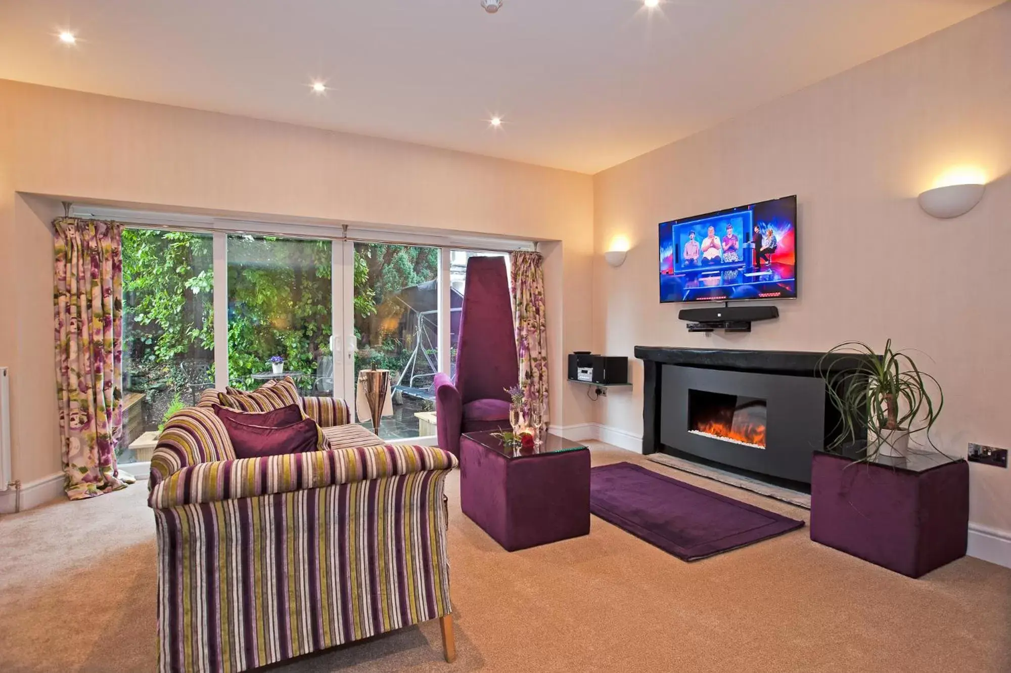 TV and multimedia, Seating Area in Windermere Boutique Hotel