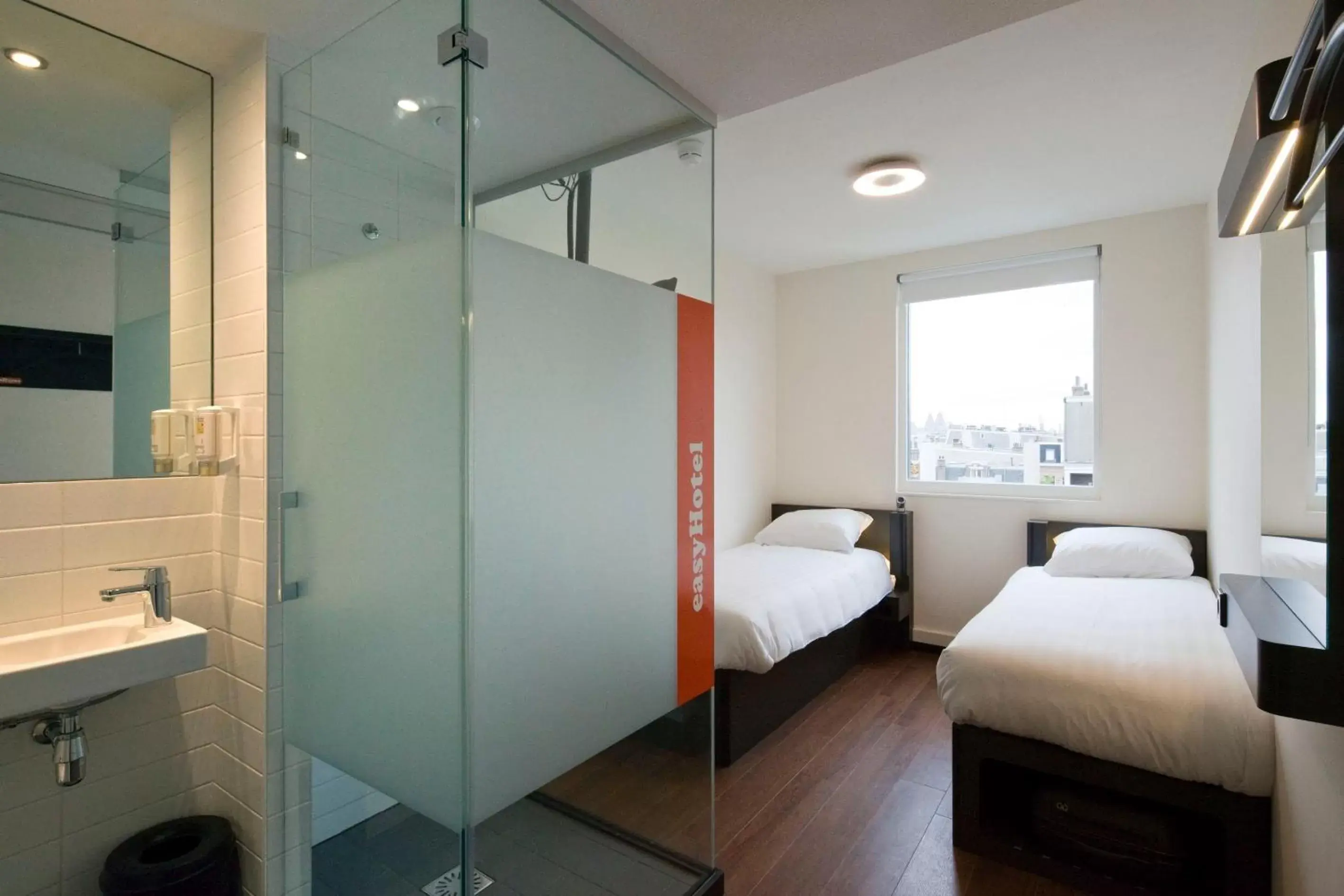 Standard Economy Twin Room in easyHotel Amsterdam City Centre South