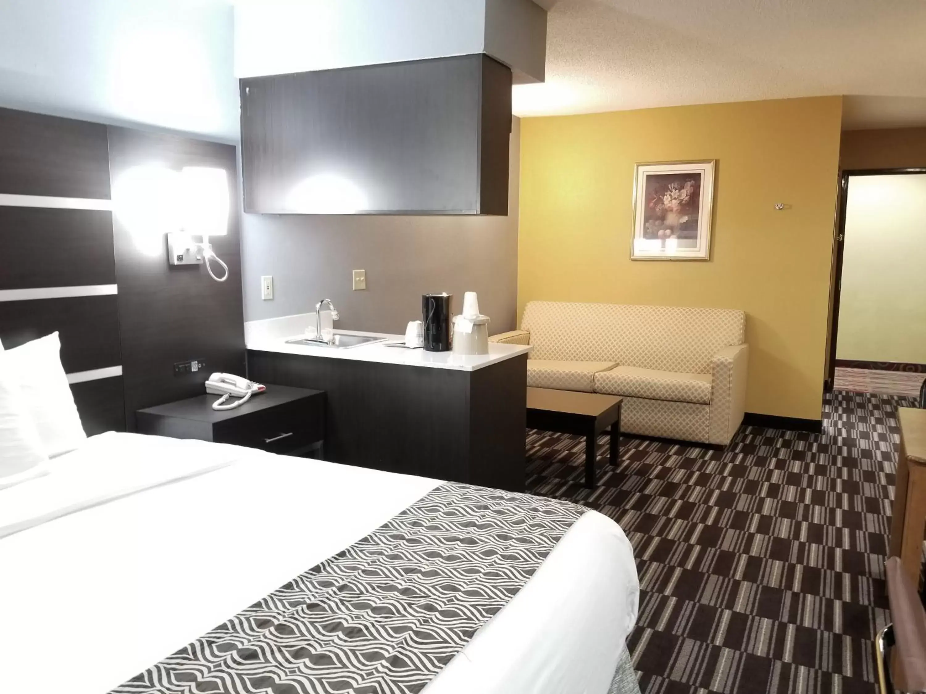 Bed in Microtel Inn & Suites by Wyndham Riverside