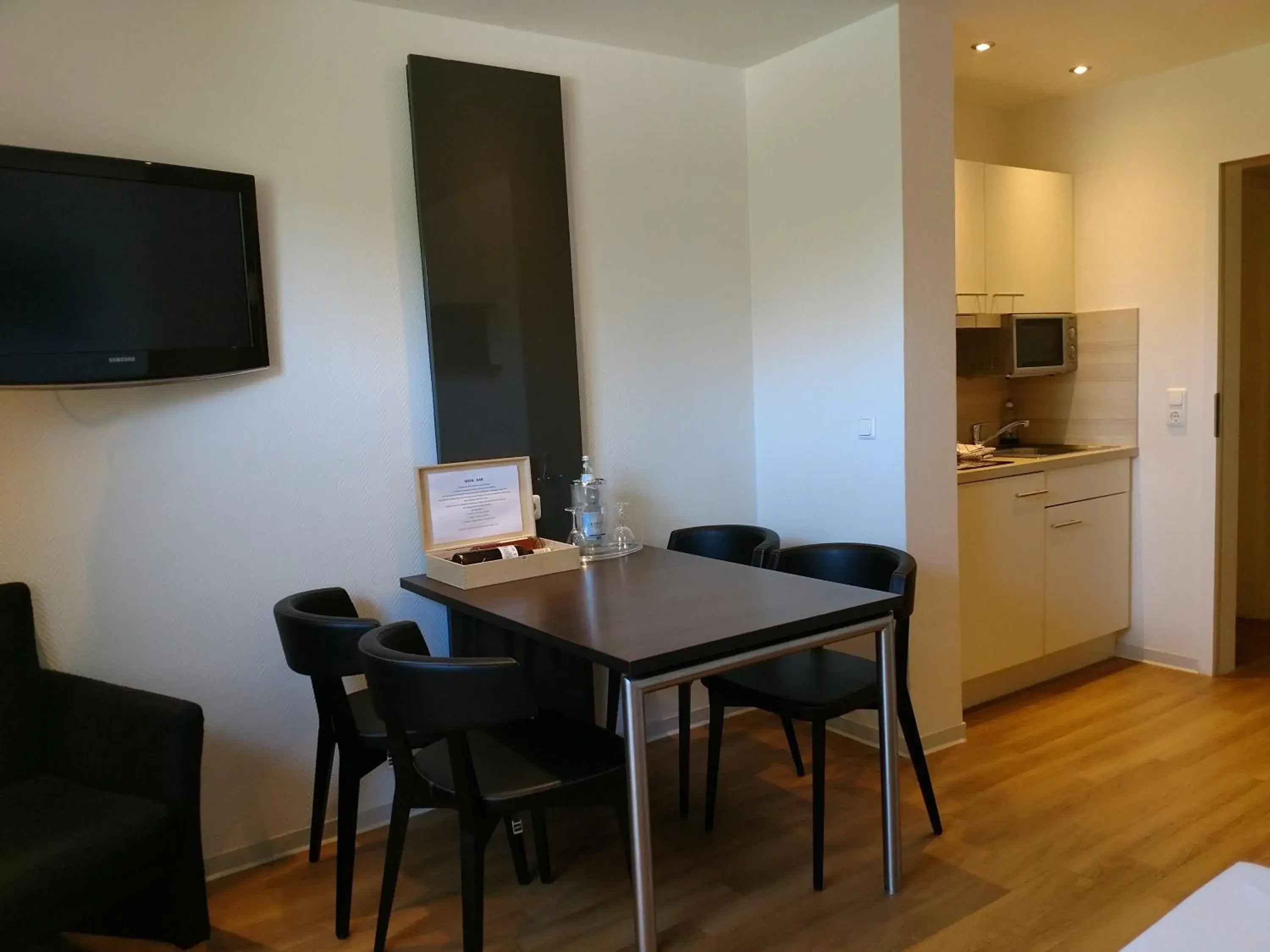 Kitchen or kitchenette, Dining Area in Strandhotel Achtert Diek