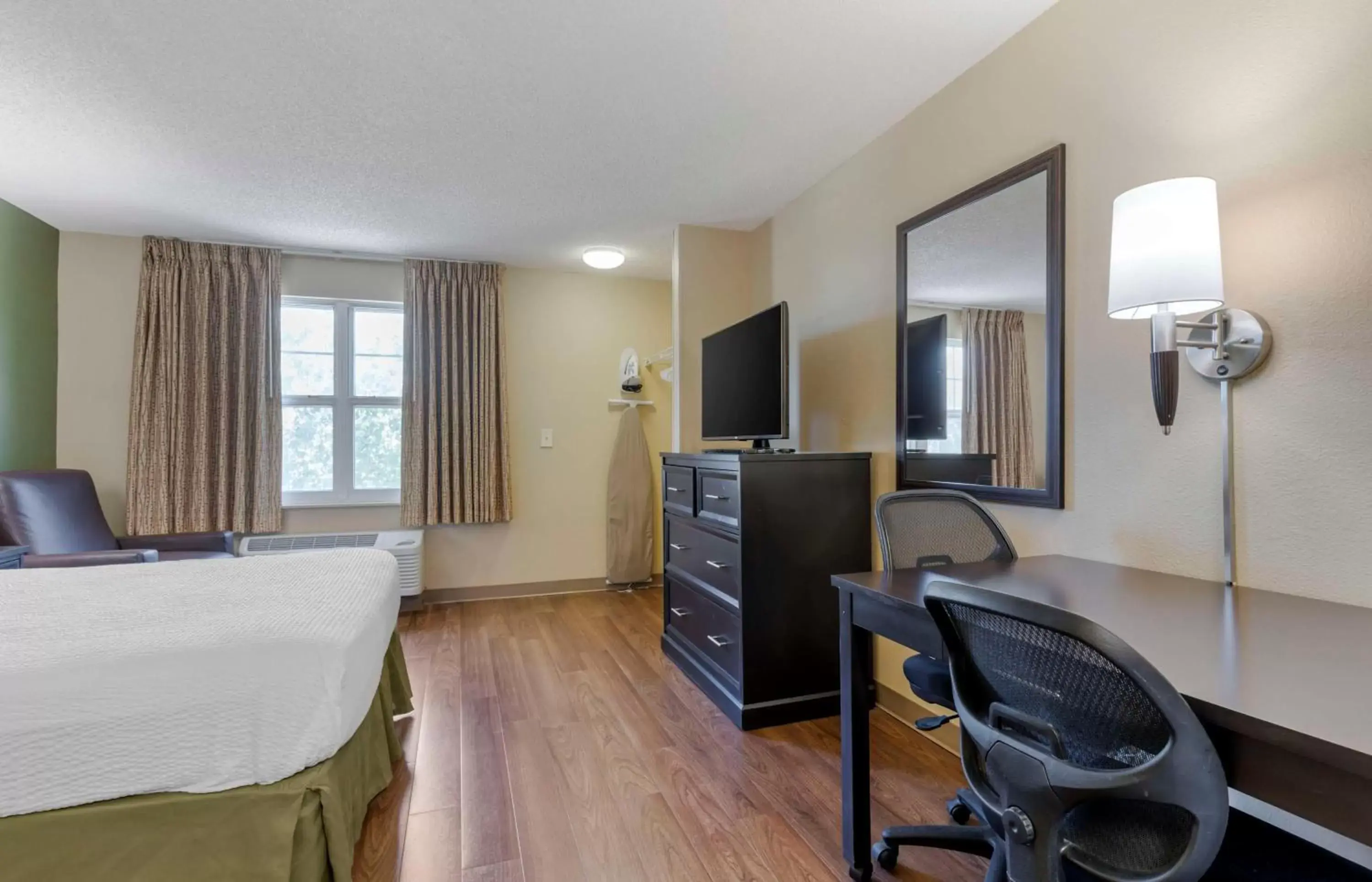 Bedroom, TV/Entertainment Center in Extended Stay America Suites - San Jose - Santa Clara