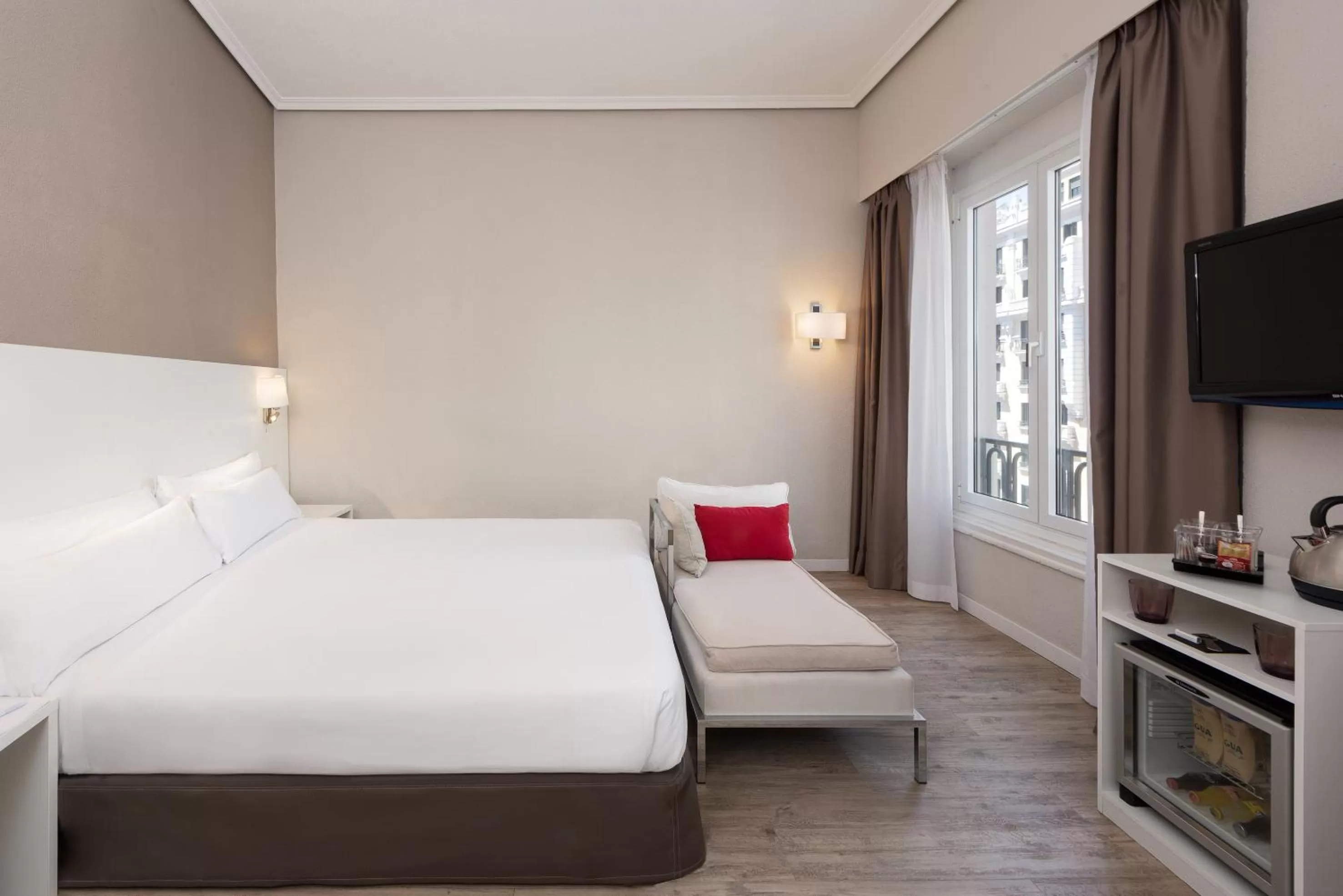 Photo of the whole room in Hotel Madrid Gran Via 25, Affiliated by Meliá