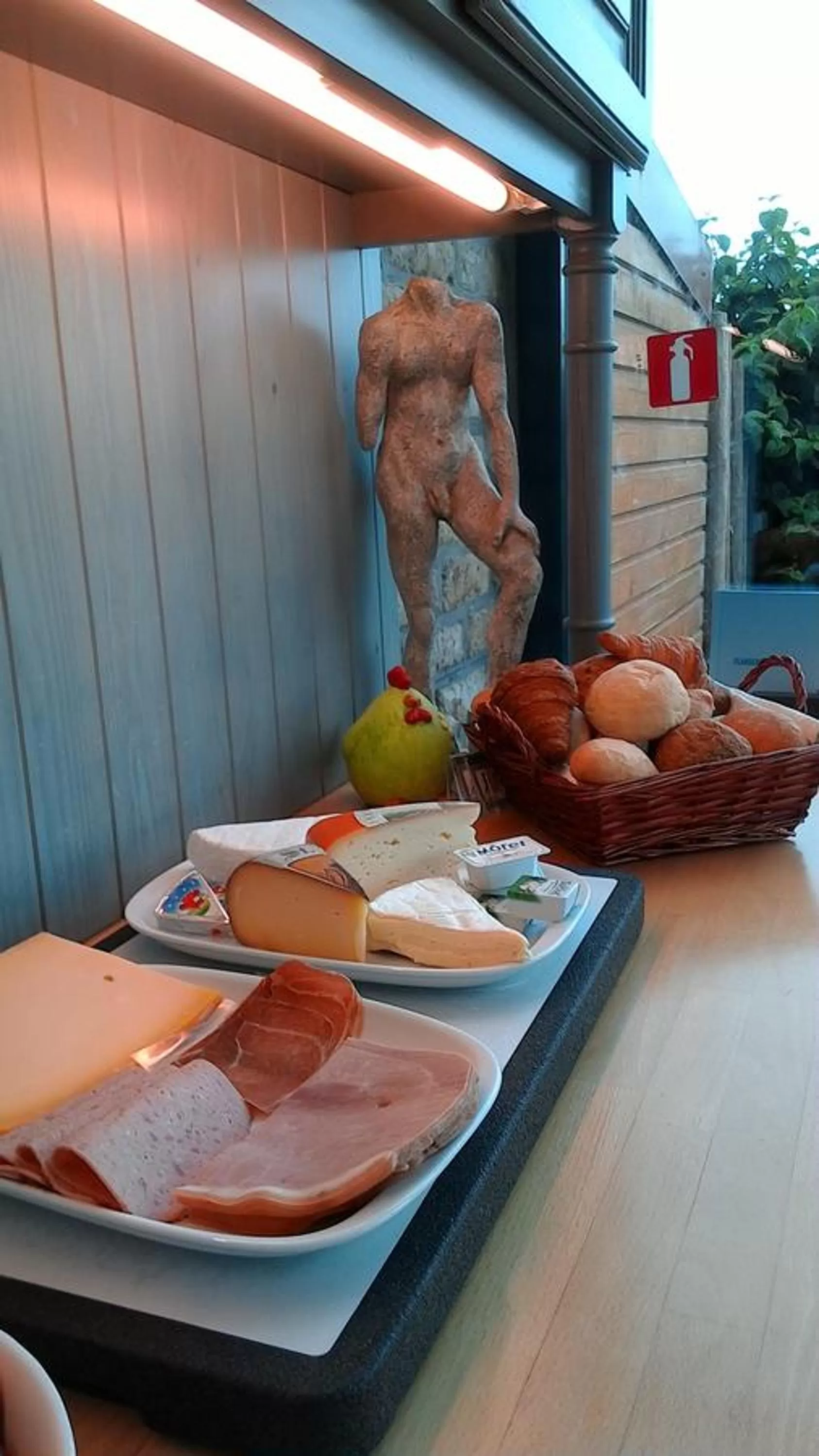 Buffet breakfast in Ateljee Devlaux