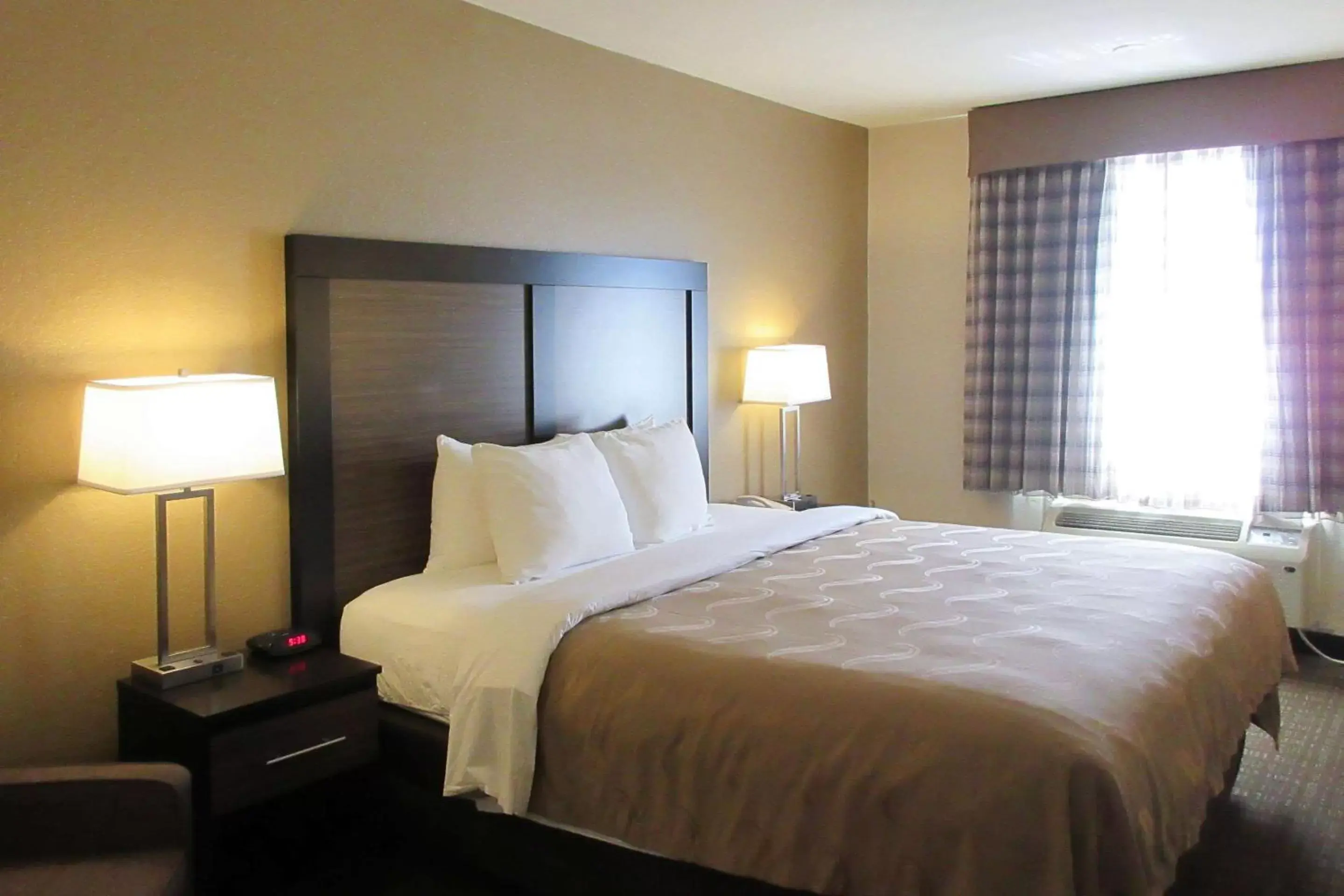 Photo of the whole room, Bed in Quality Inn - Tucson Airport