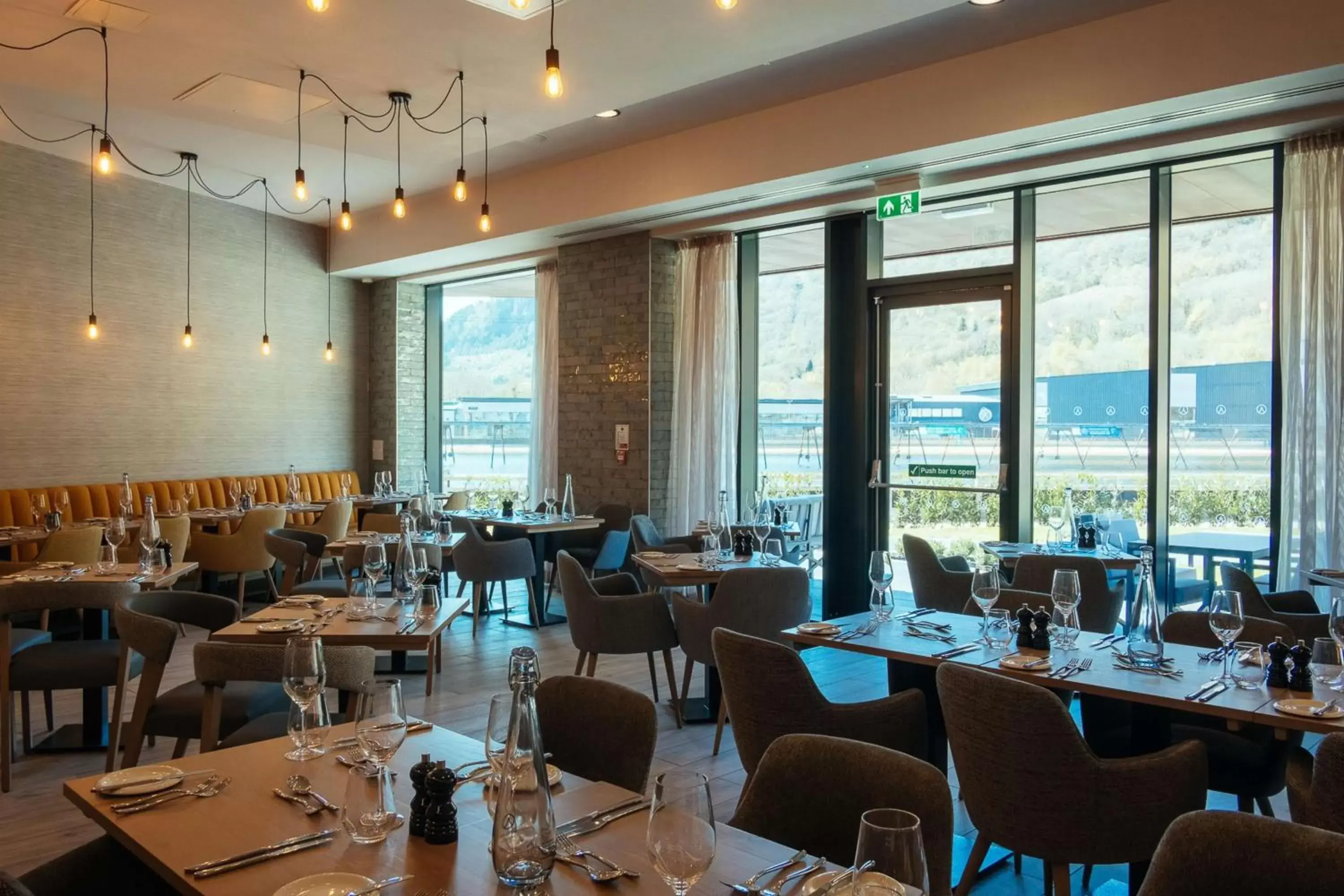 Lounge or bar, Restaurant/Places to Eat in Hilton Garden Inn Snowdonia