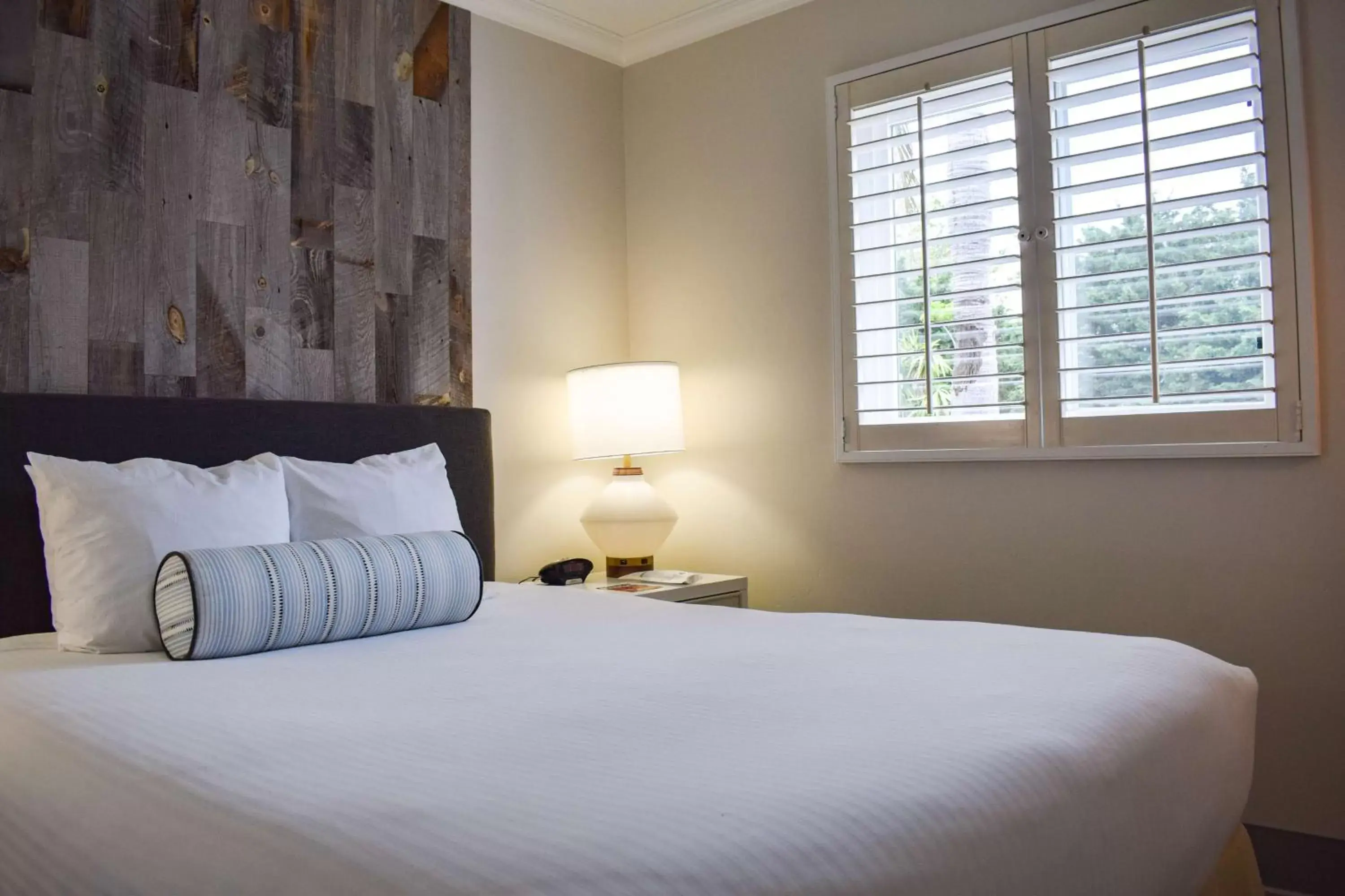 Bedroom, Bed in Beachside Inn