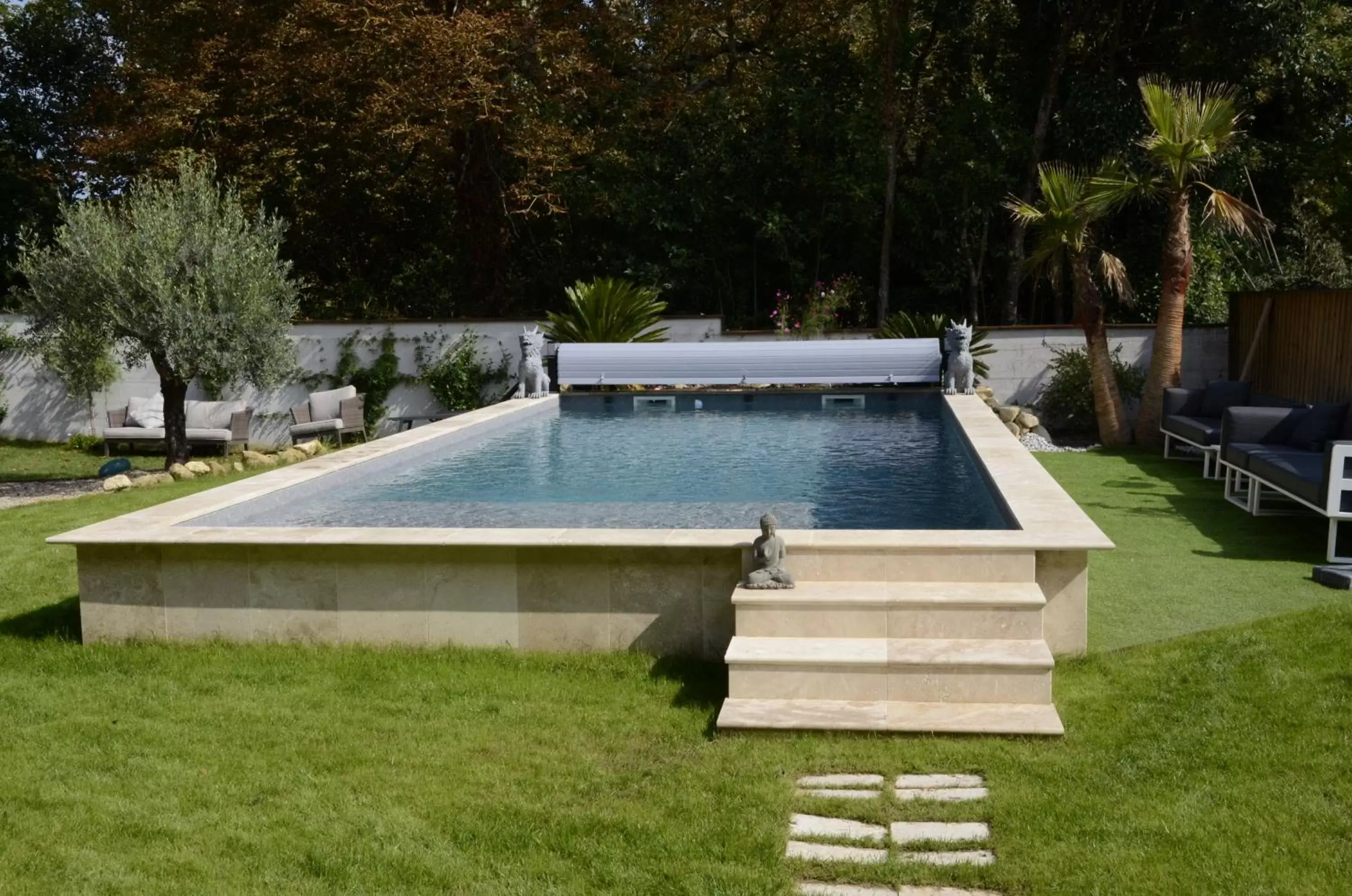 Swimming Pool in Pavillon des Millésimes