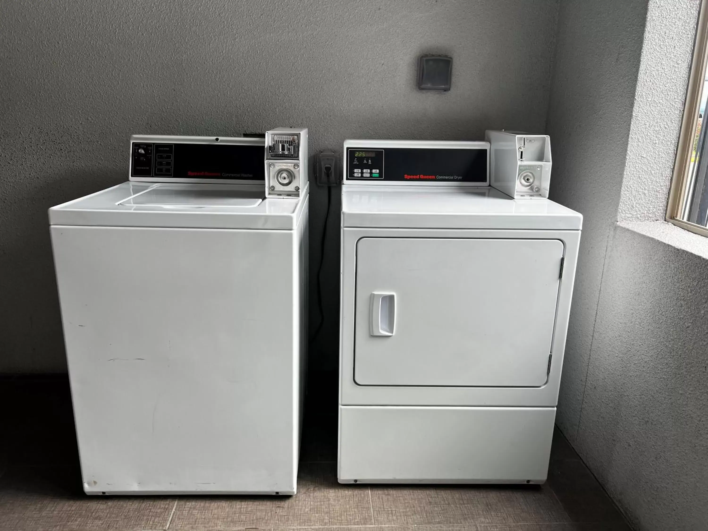 laundry, Kitchen/Kitchenette in Super 8 by Wyndham Houston North I-45