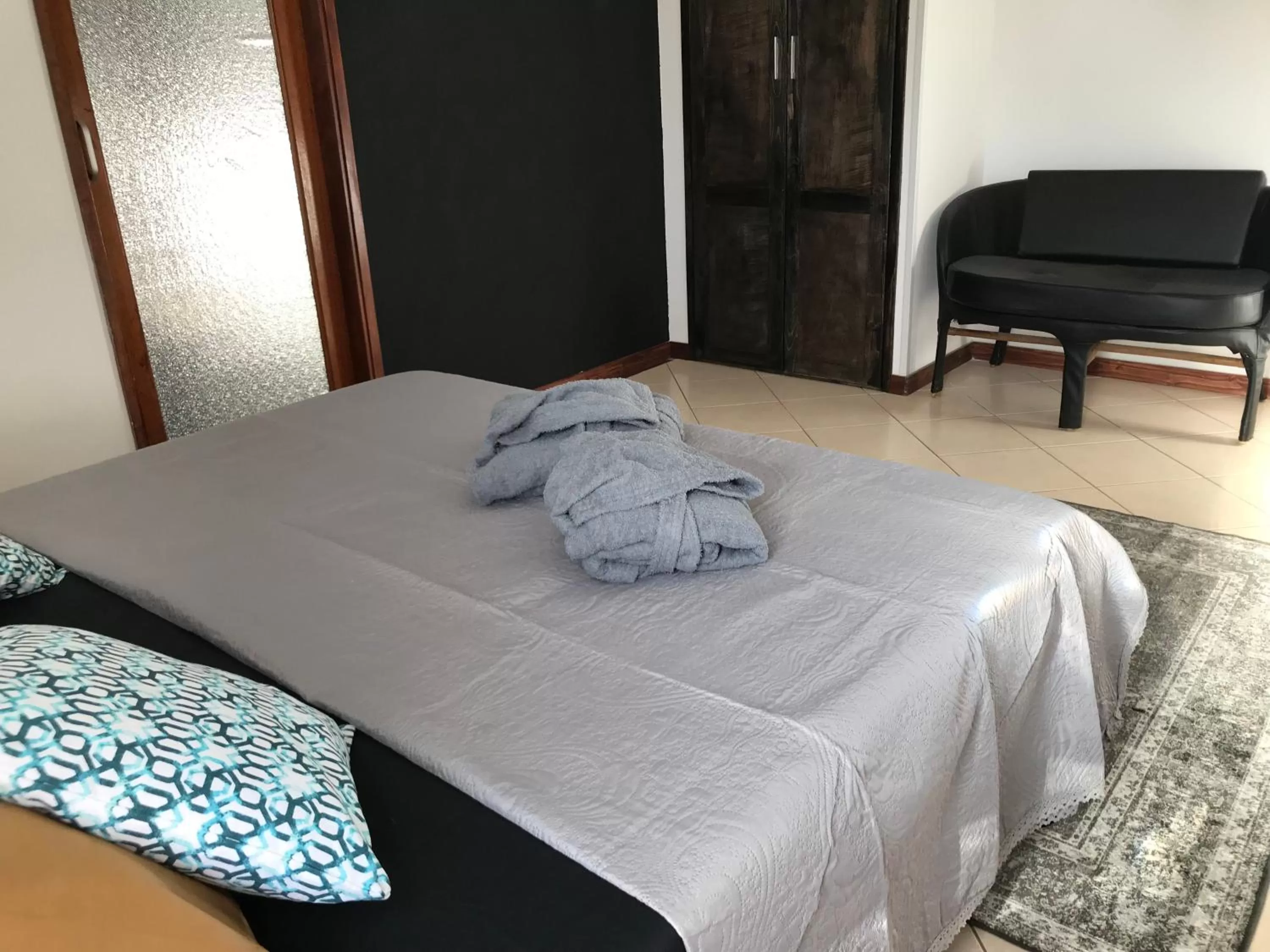 Bedroom, Bed in Blue Eagle Guesthouse - Casa de hospedes