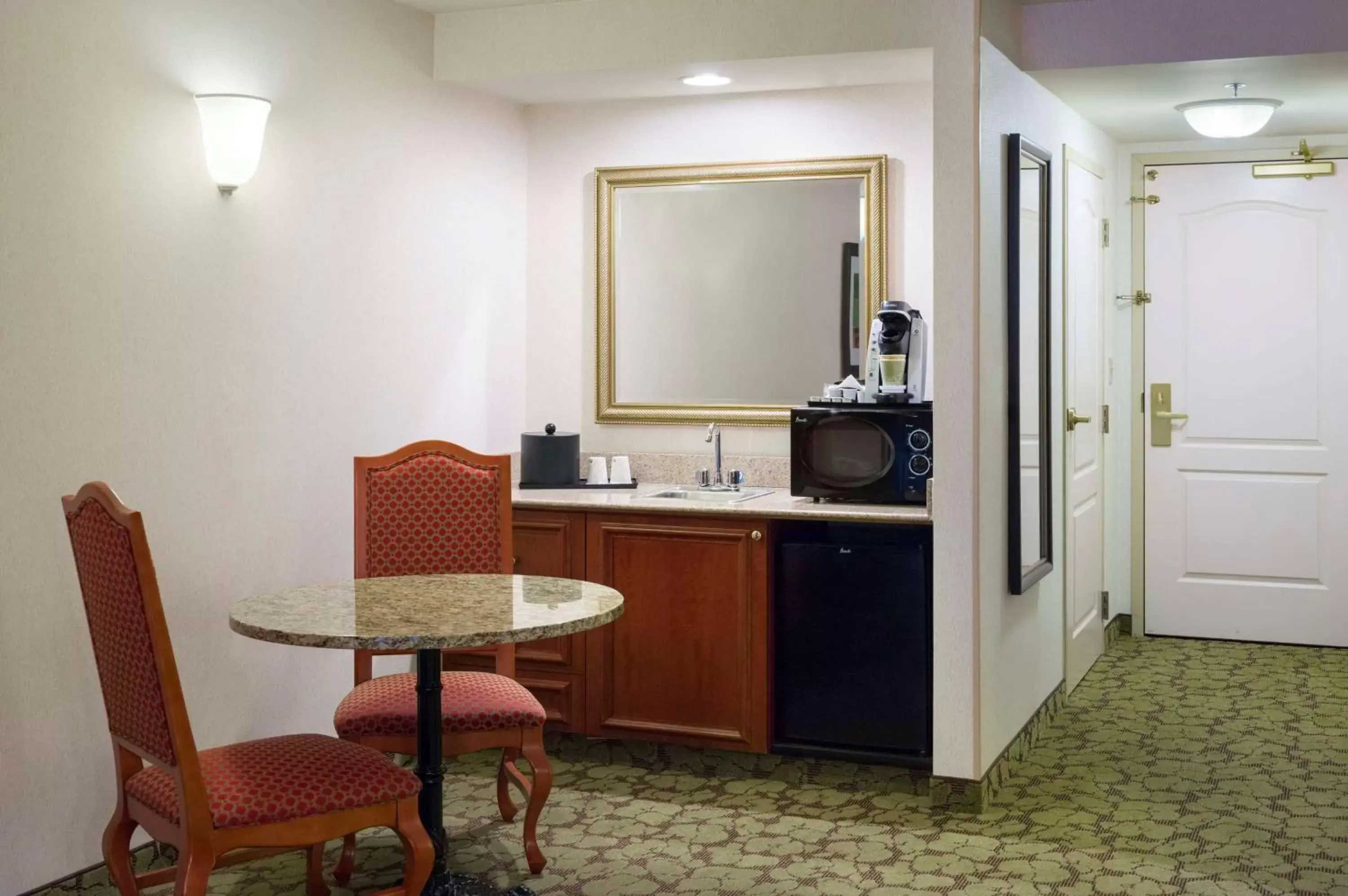 Bed, Kitchen/Kitchenette in Hilton Garden Inn Hartford South/Glastonbury