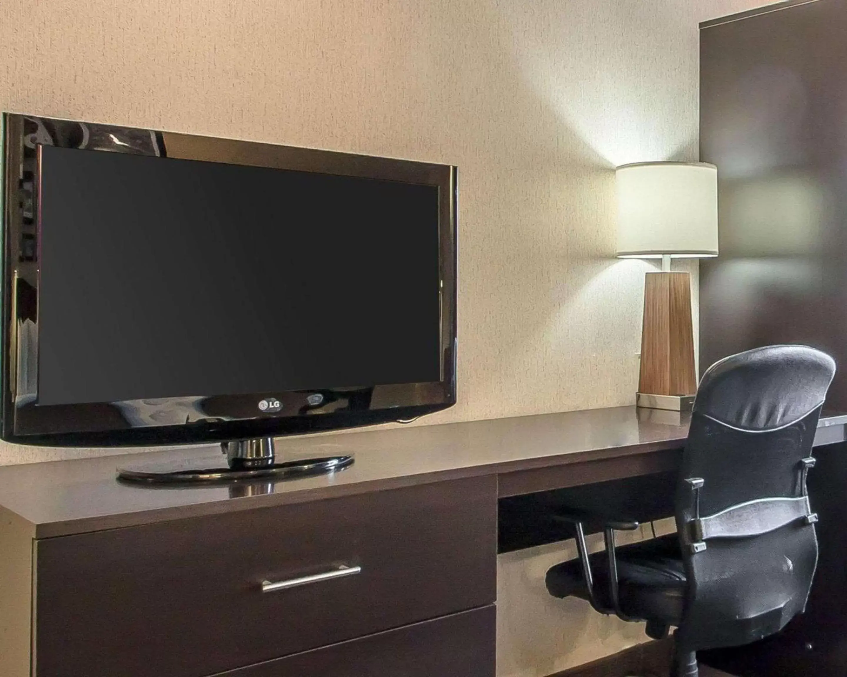 Photo of the whole room, TV/Entertainment Center in Sleep Inn & Suites Green Bay South