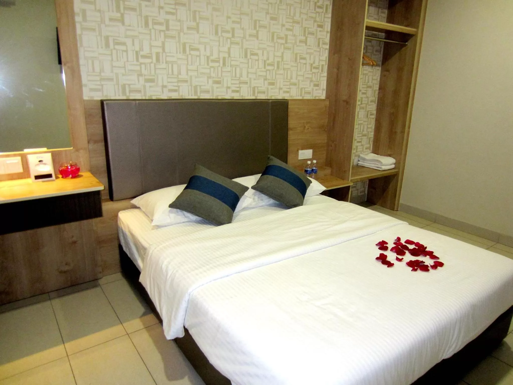 Bedroom, Bed in RG Grand Hotel