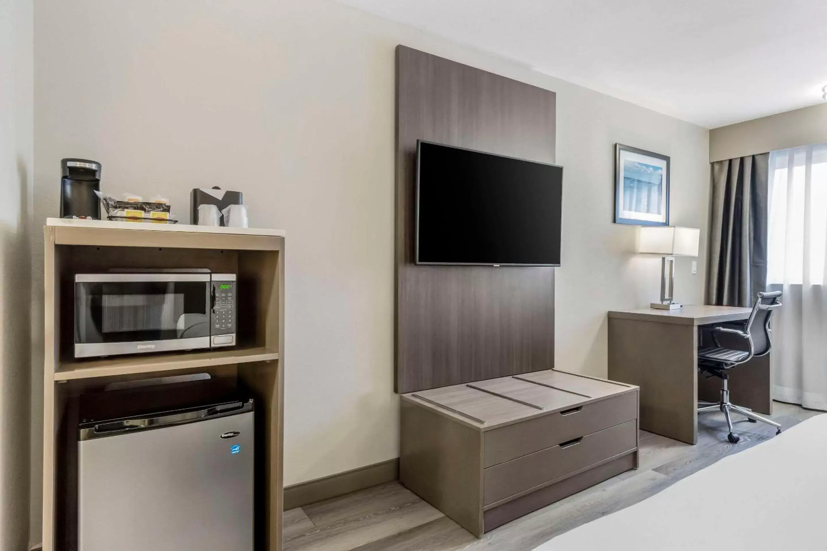 Bedroom, TV/Entertainment Center in Comfort Inn & Suites Pacific – Auburn