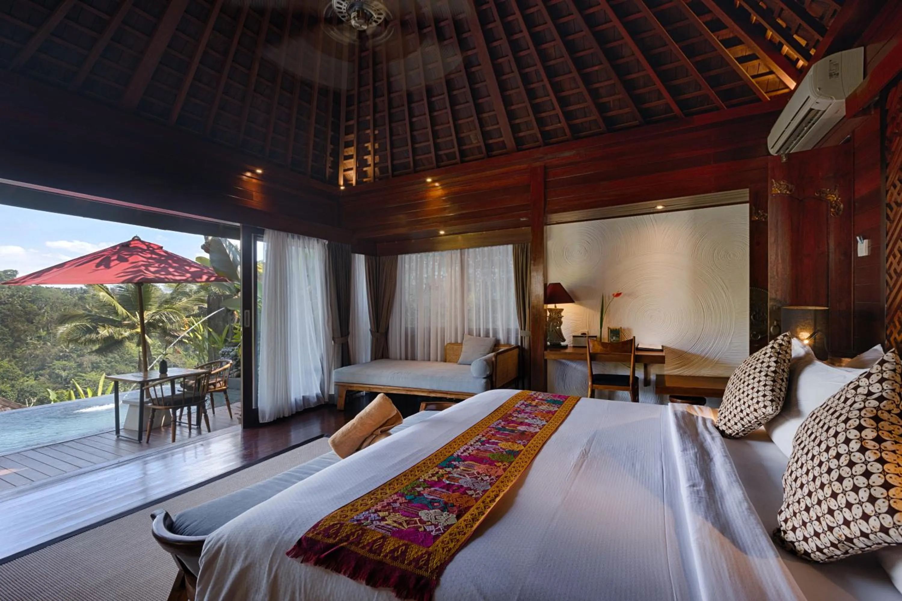 Photo of the whole room, Bed in Black Penny Villas Ubud