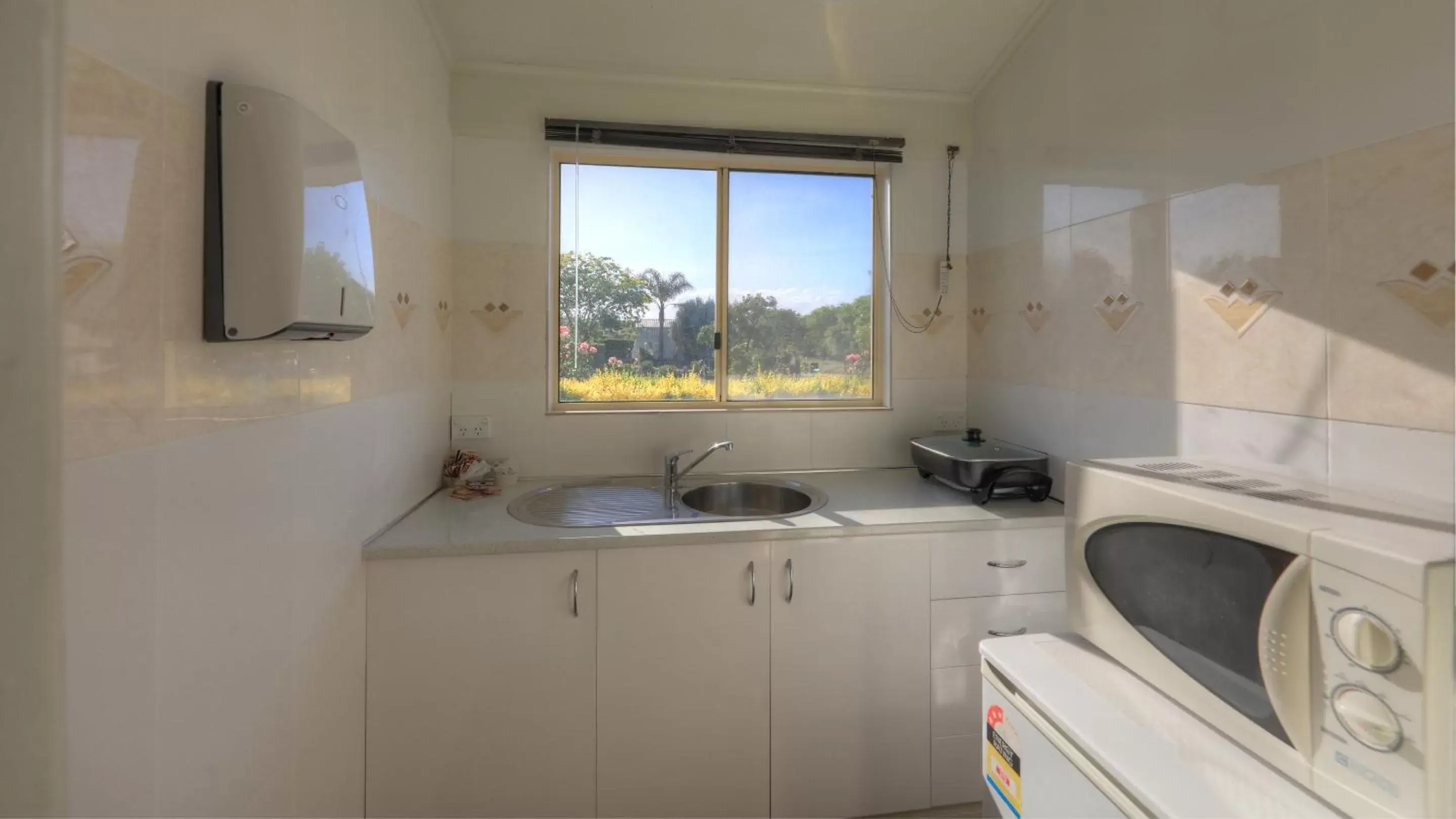 Kitchen/Kitchenette in Golfers Inn