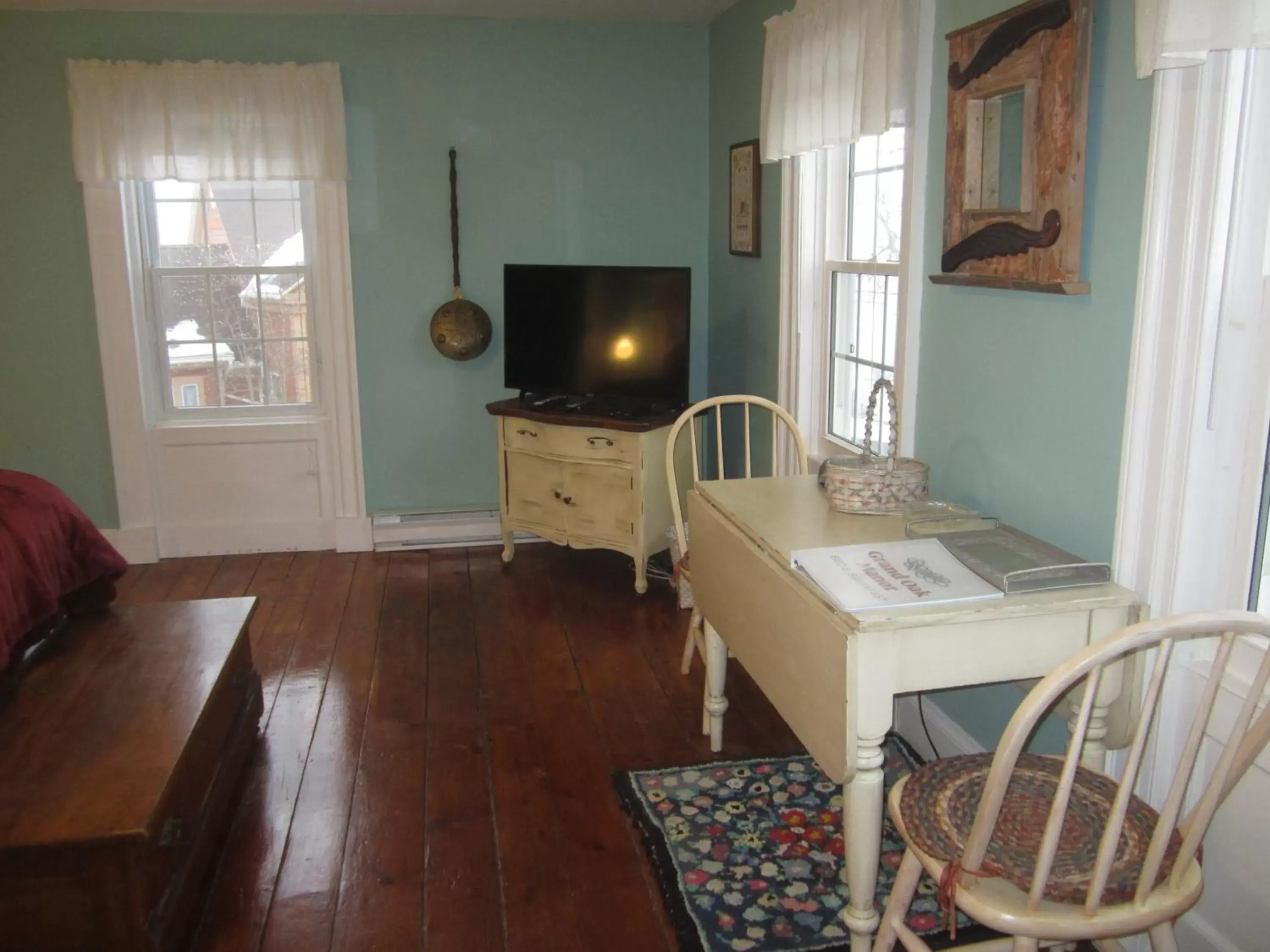 Photo of the whole room, TV/Entertainment Center in Grand Oak Manor Bed and Breakfast