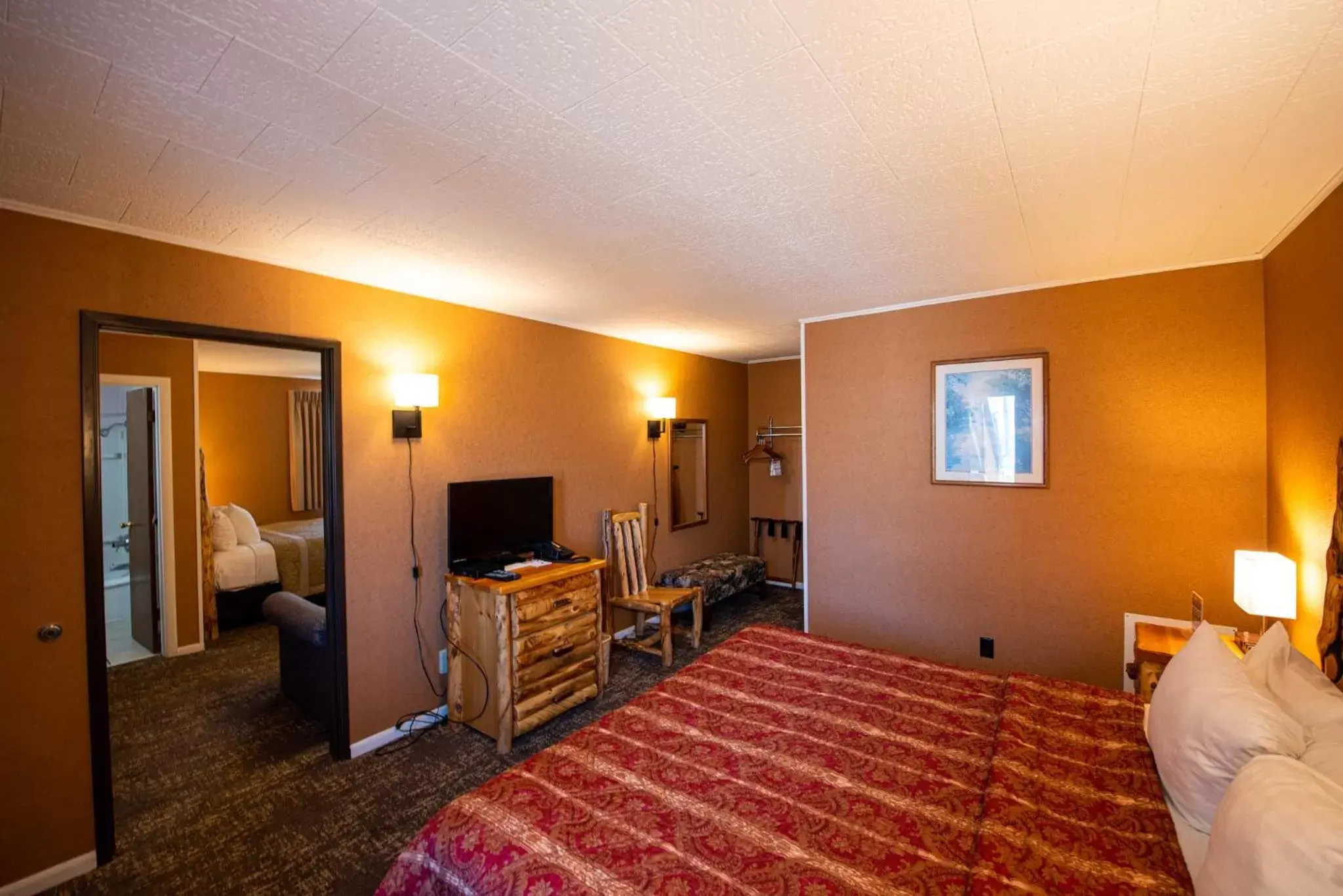 Bed in Super 8 by Wyndham Bridgeview of Mackinaw City