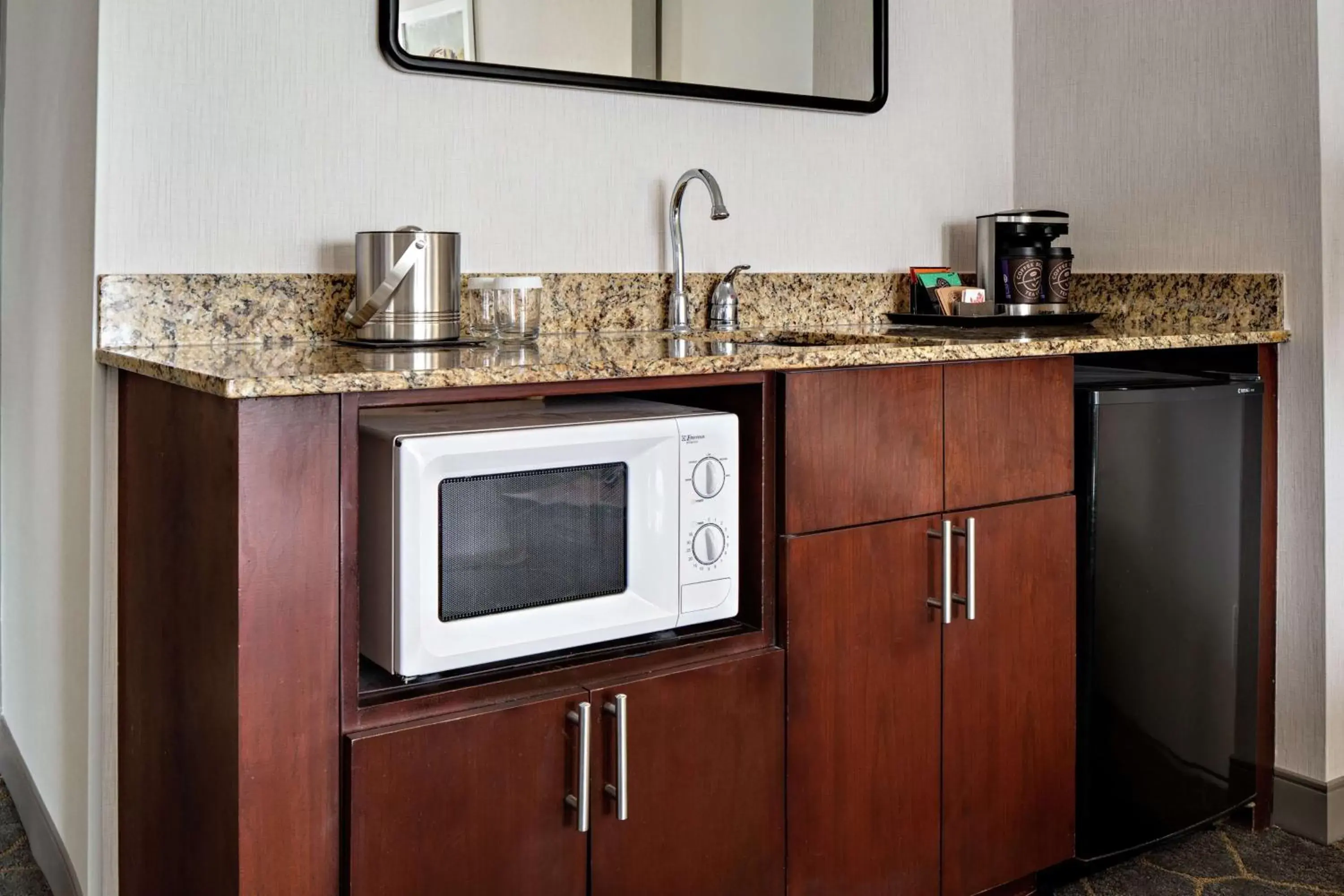 Photo of the whole room, Kitchen/Kitchenette in DoubleTree by Hilton Fairfield Hotel & Suites