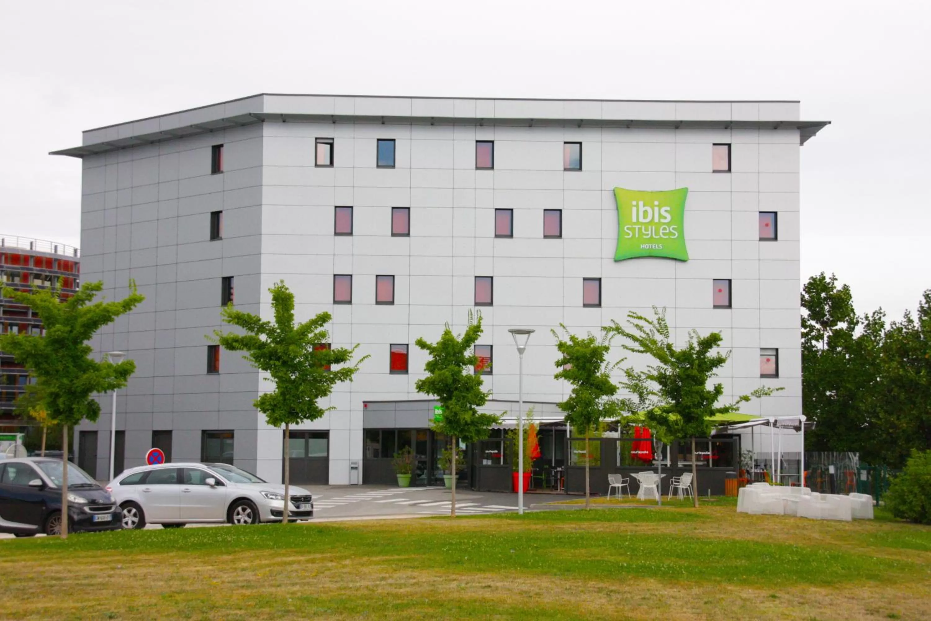 Facade/entrance in ibis Styles Romans-Valence Gare TGV