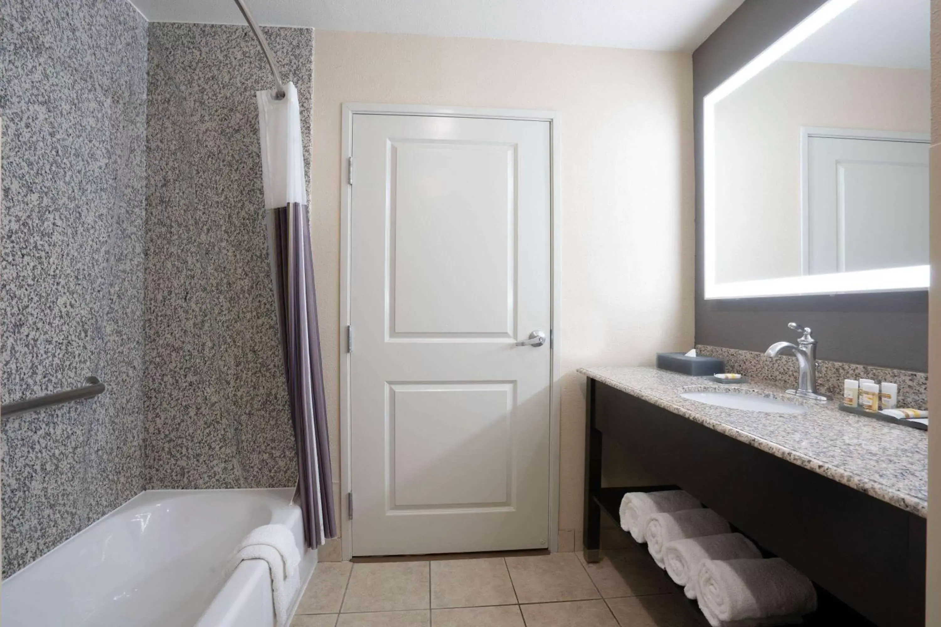 TV and multimedia, Bathroom in La Quinta by Wyndham Houston Energy Corridor