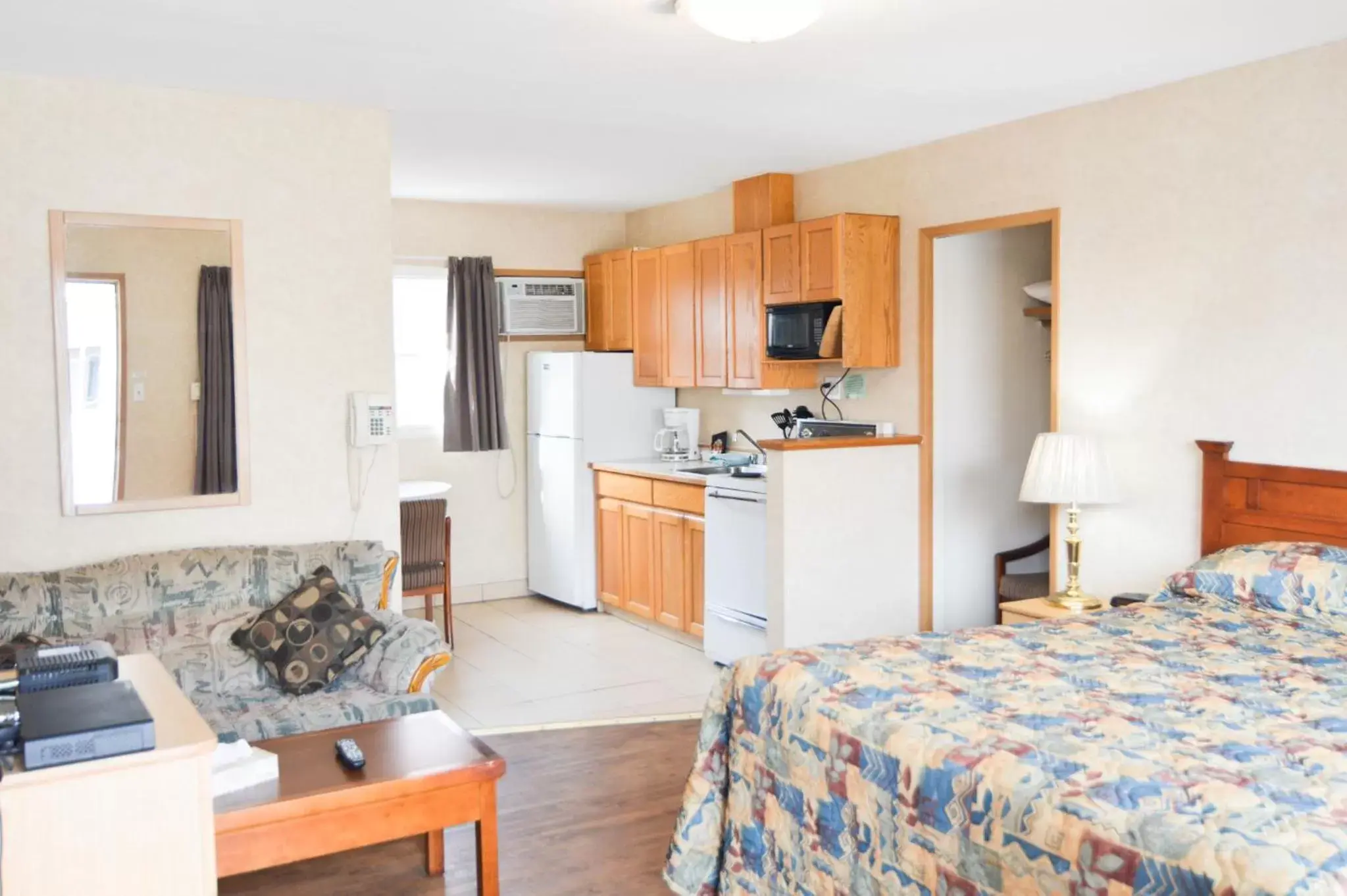 Bedroom, Kitchen/Kitchenette in Shoreline Resort Condominiums