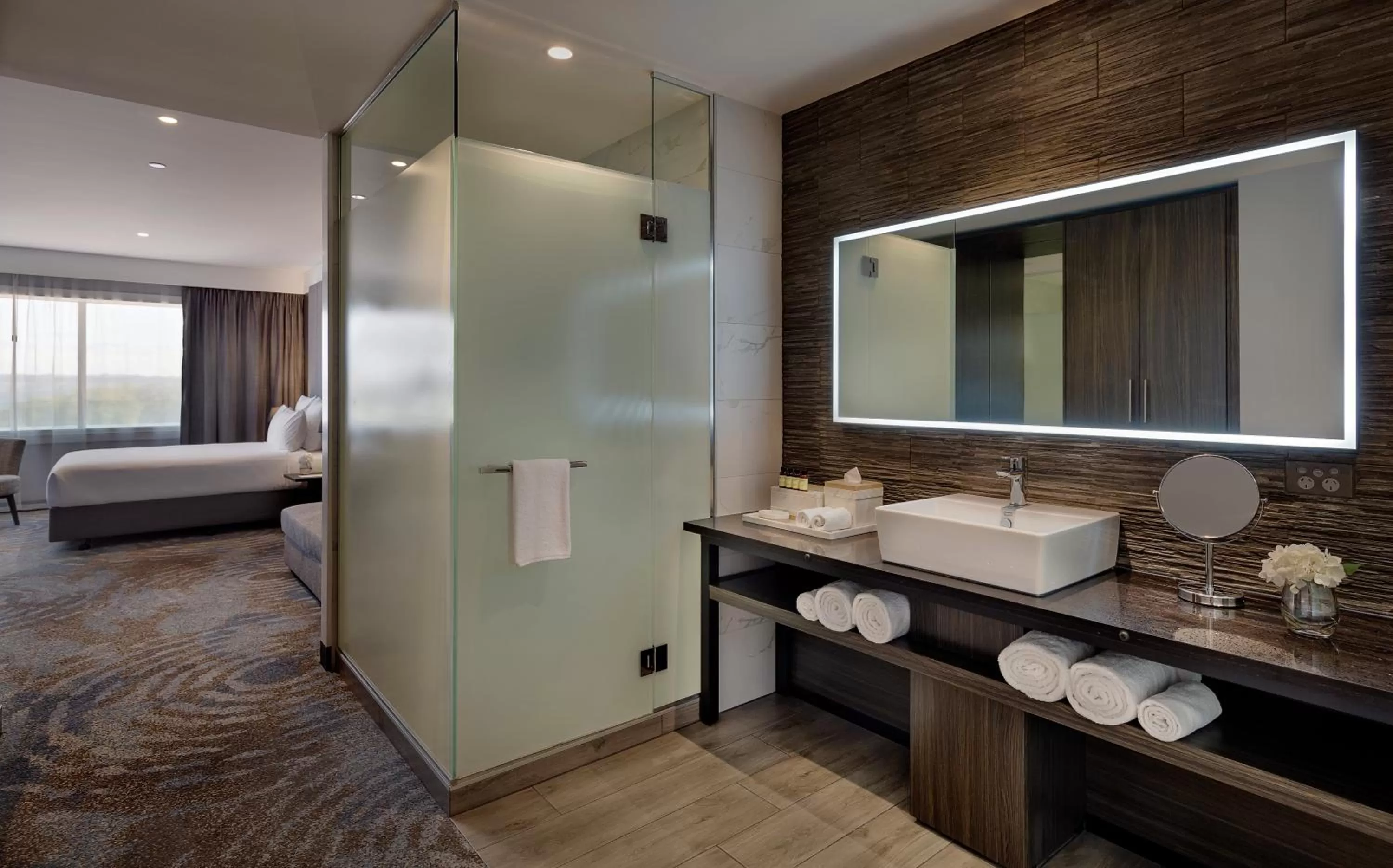 Toilet, Bed in Pullman Rotorua