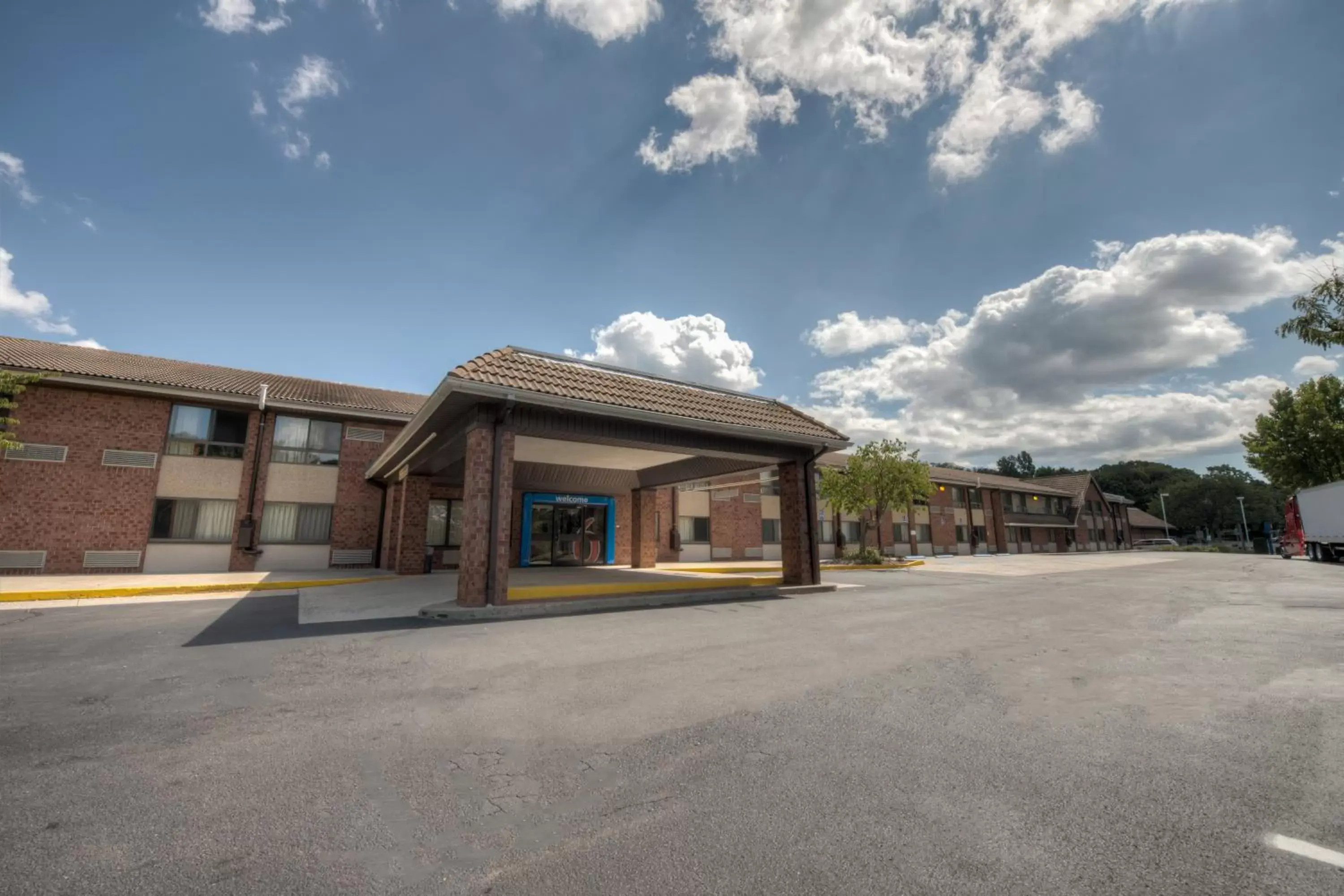 Facade/entrance, Property Building in Motel 6-Branford, CT - New Haven