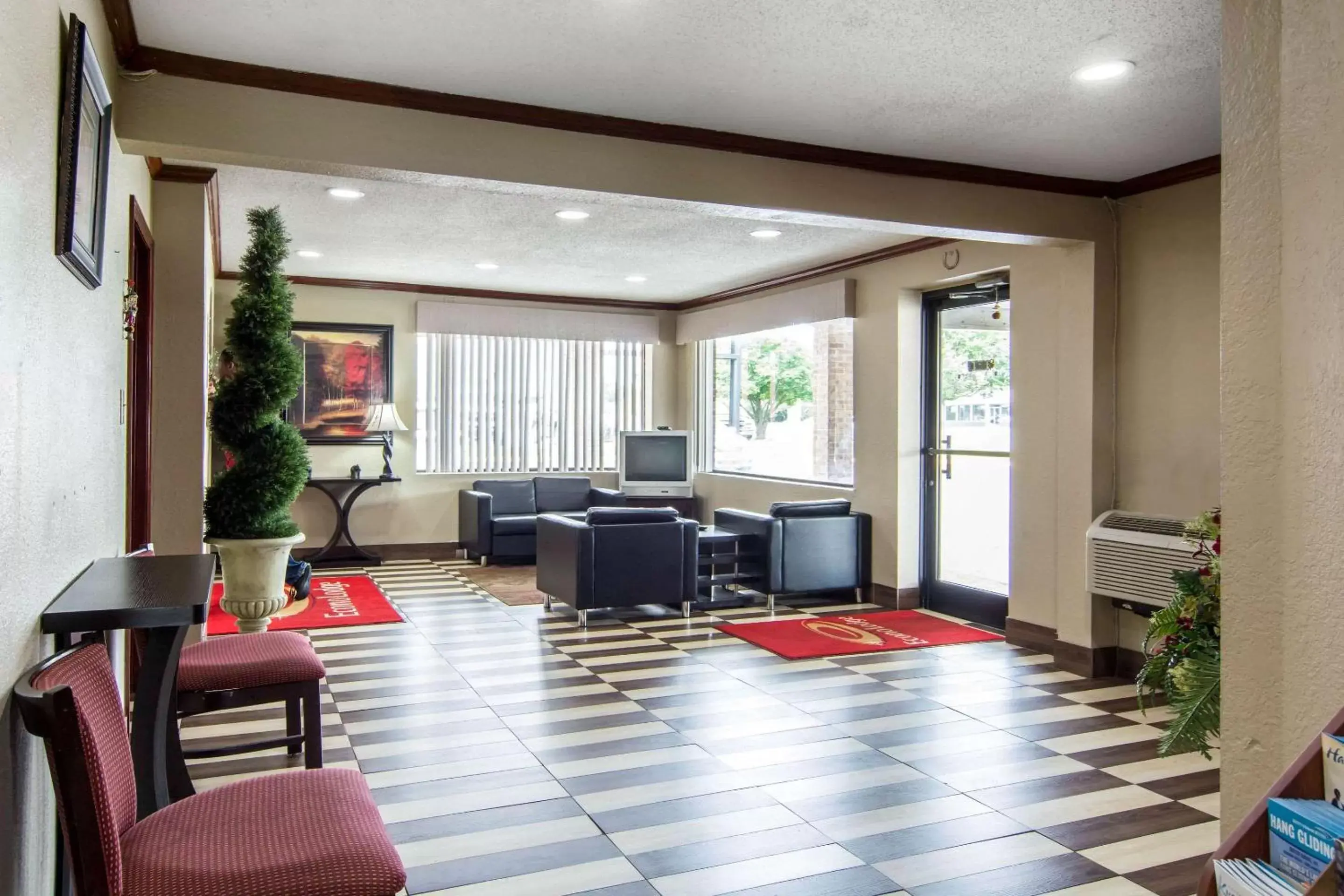 Lobby or reception in Econo Lodge Weldon - Roanoke Rapids