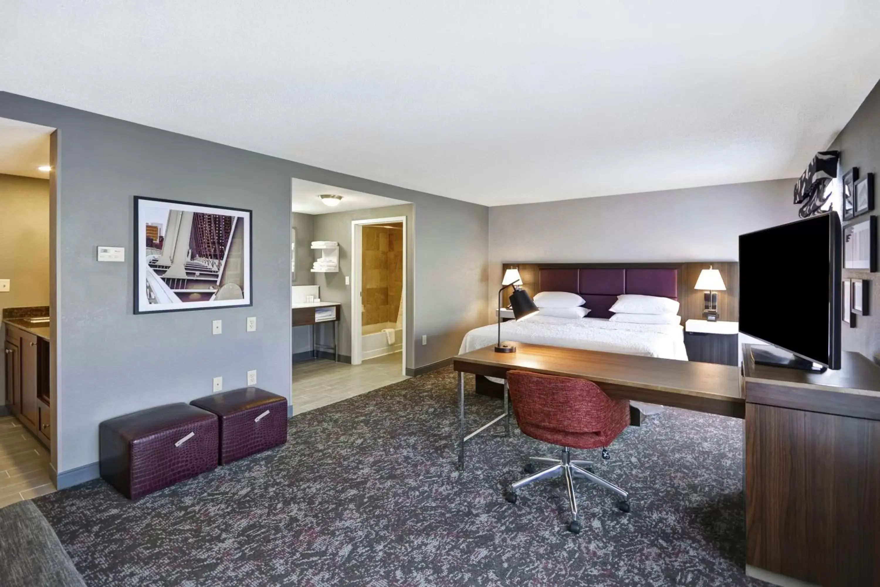 Bedroom, TV/Entertainment Center in Hampton Inn & Suites Columbus-Easton Area