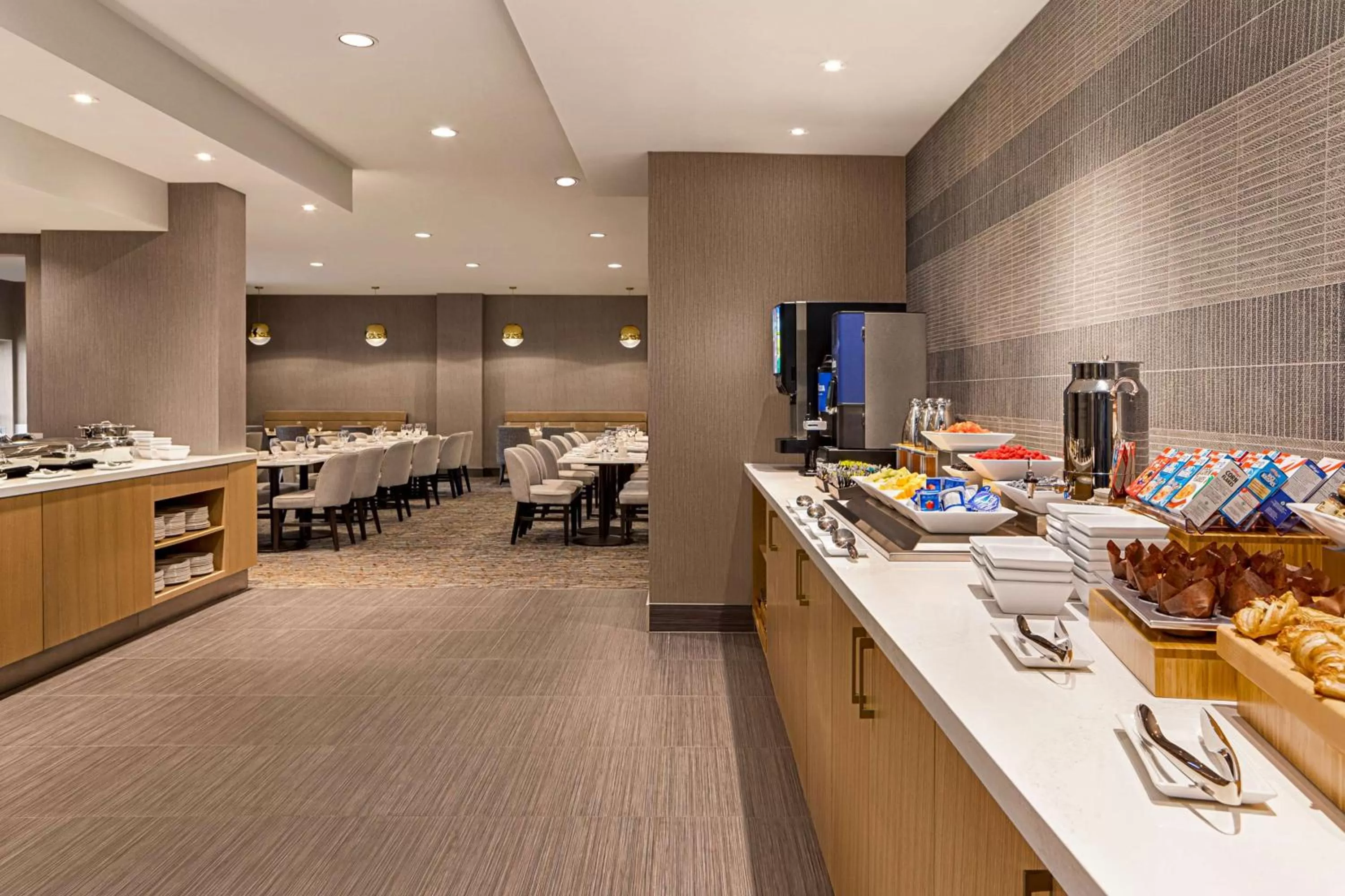 Restaurant/places to eat in Doubletree By Hilton Pointe Claire Montreal Airport West