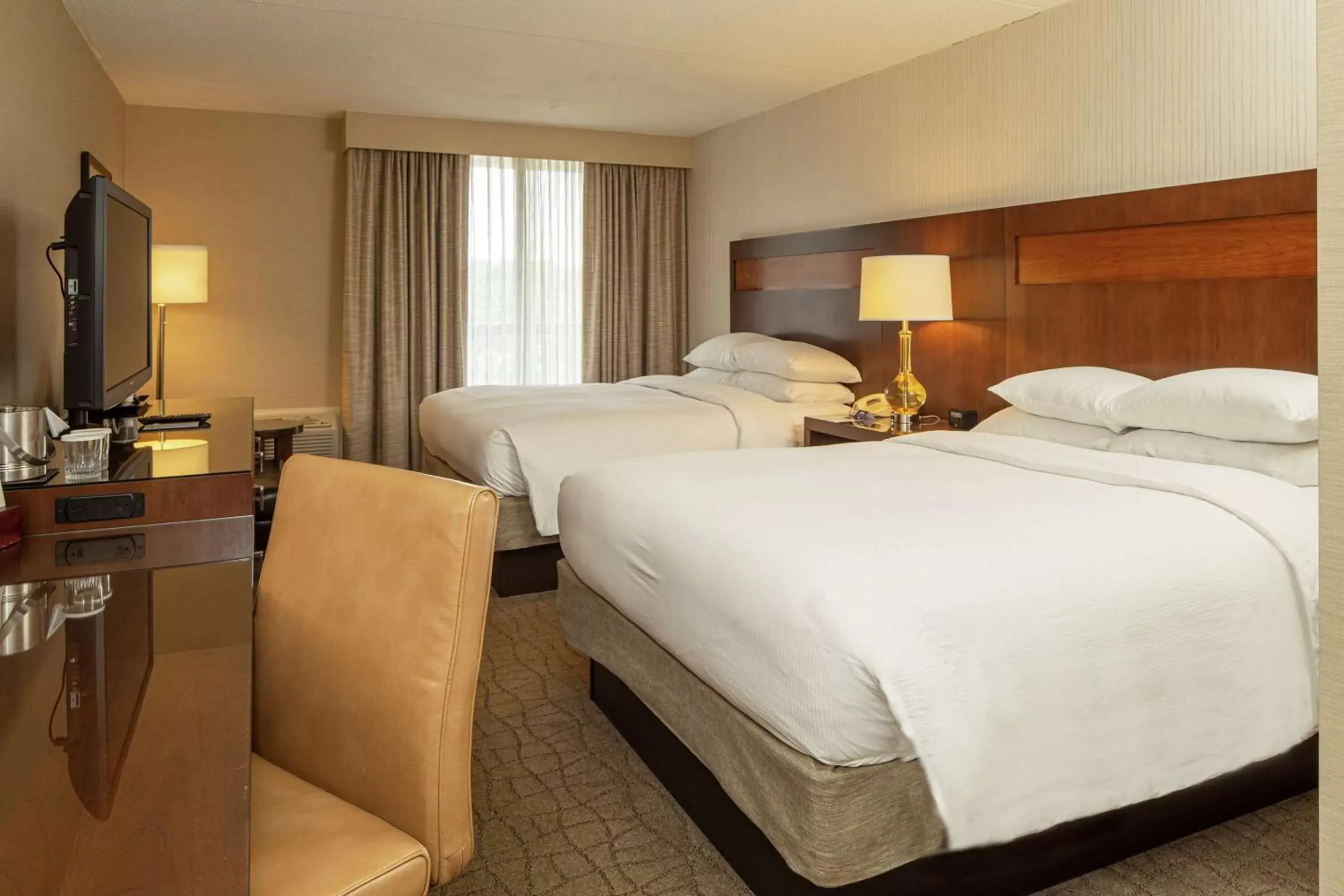 Bedroom, Bed in DoubleTree by Hilton Pittsburgh-Green Tree