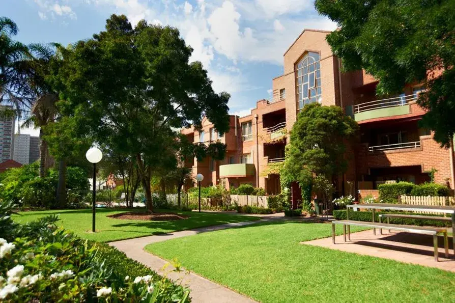 Facade/entrance, Property Building in Comfort Apartments Royal Gardens