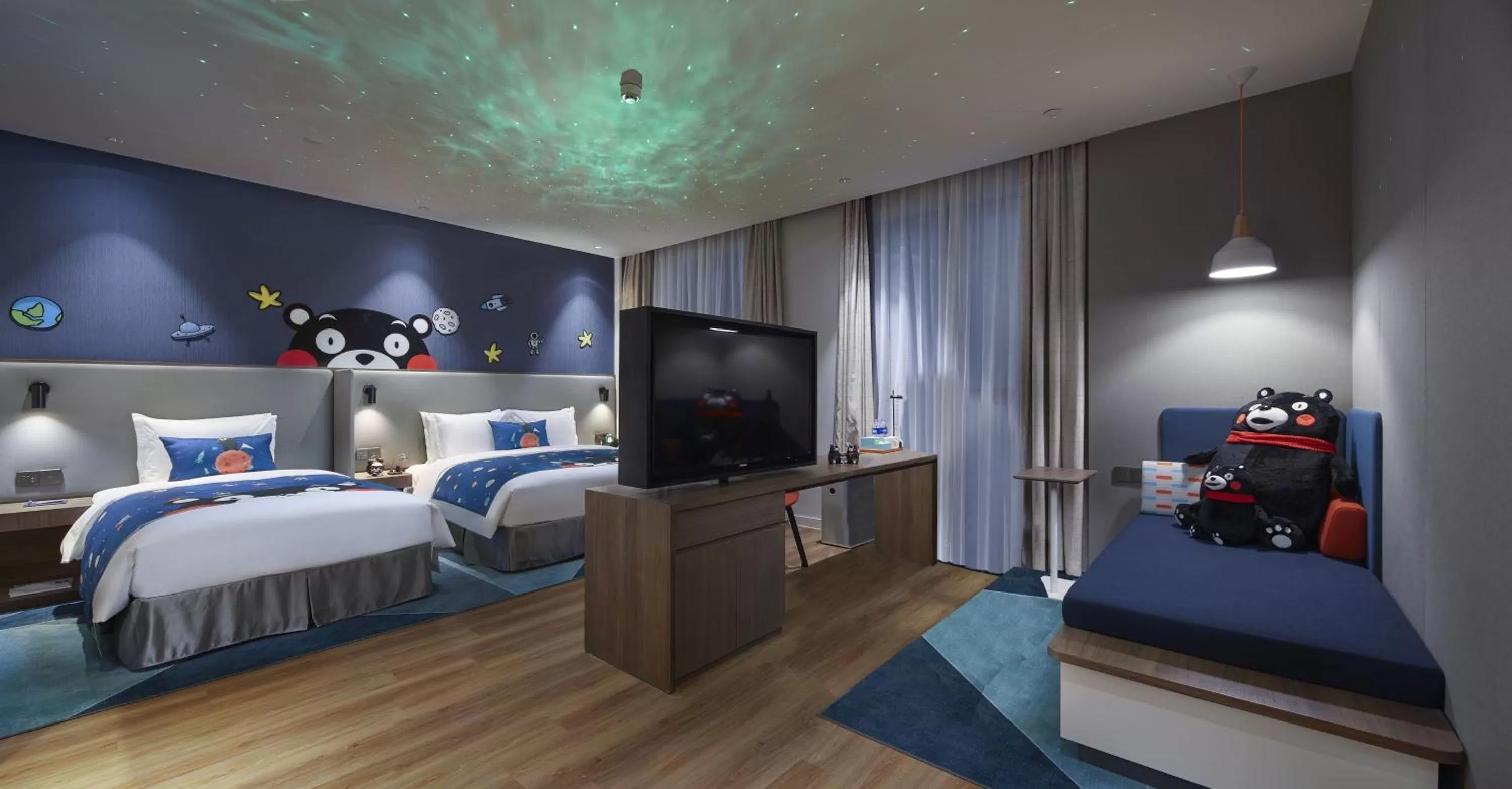 Photo of the whole room, Bed in Holiday Inn Express Shanghai Kangqiao by IHG