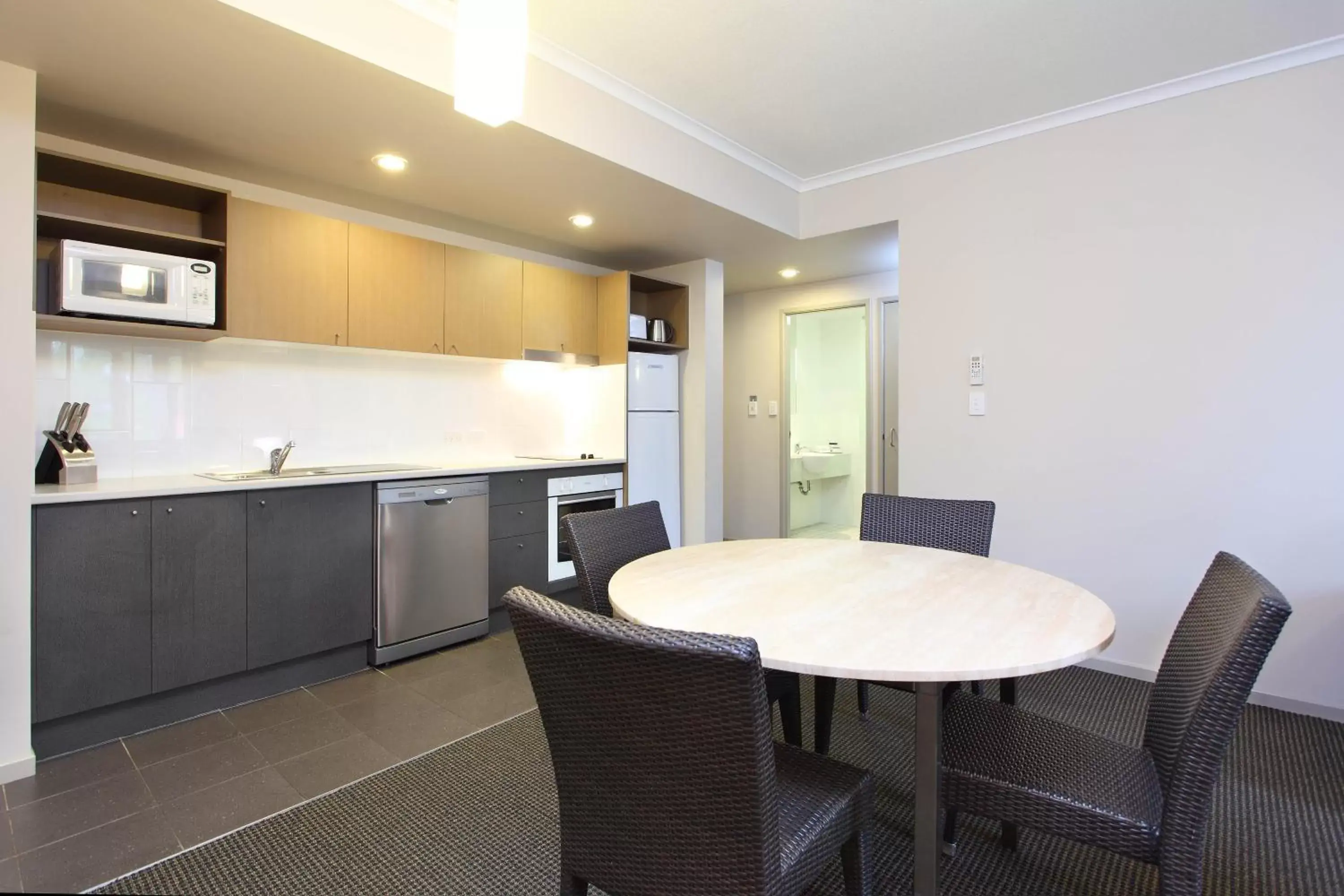 Dining area, Kitchen/Kitchenette in Brisbane International Virginia