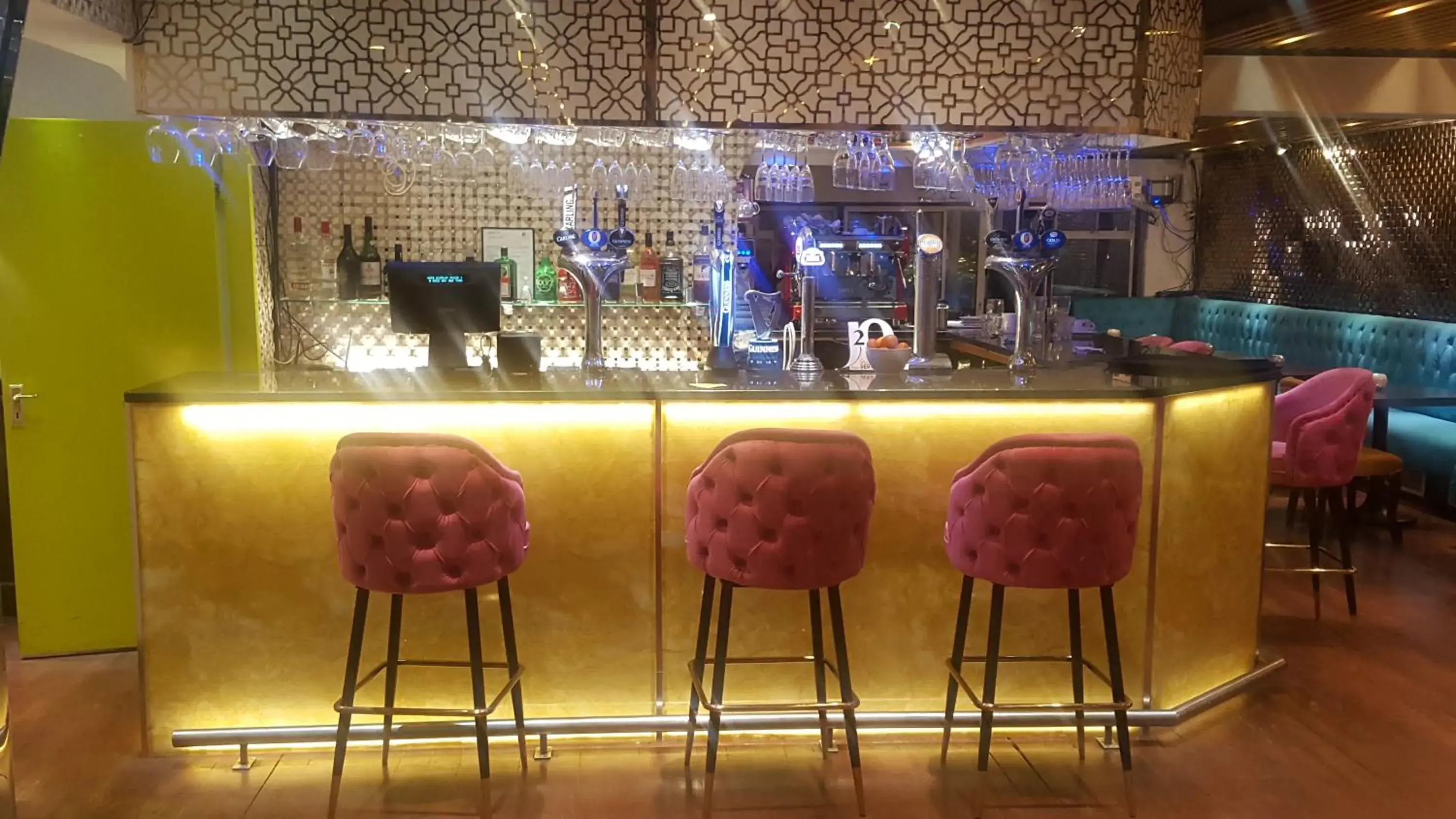 Lounge or bar in Heathrow Inn Hotel