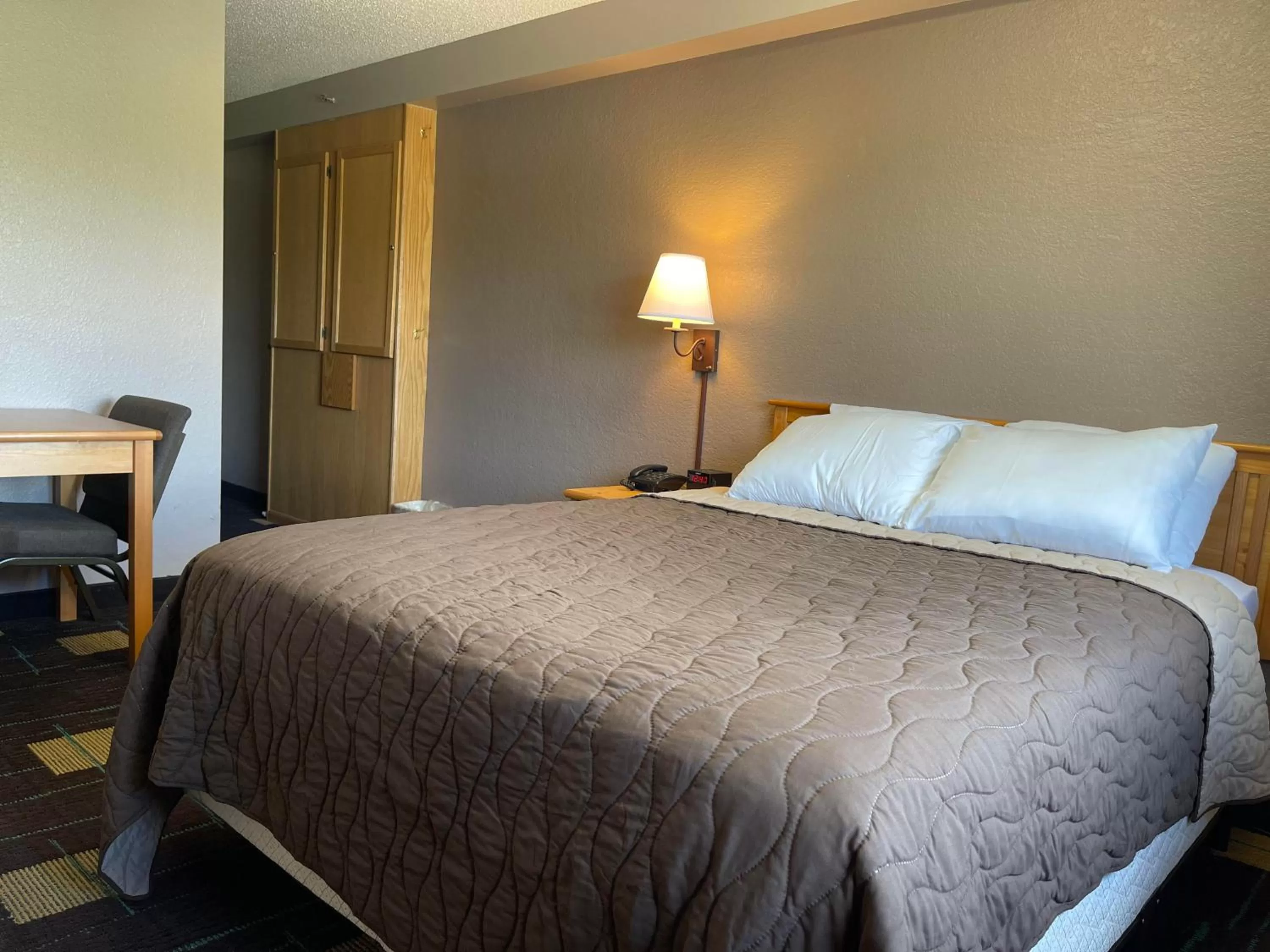 Bedroom, Bed in Walker Hotel