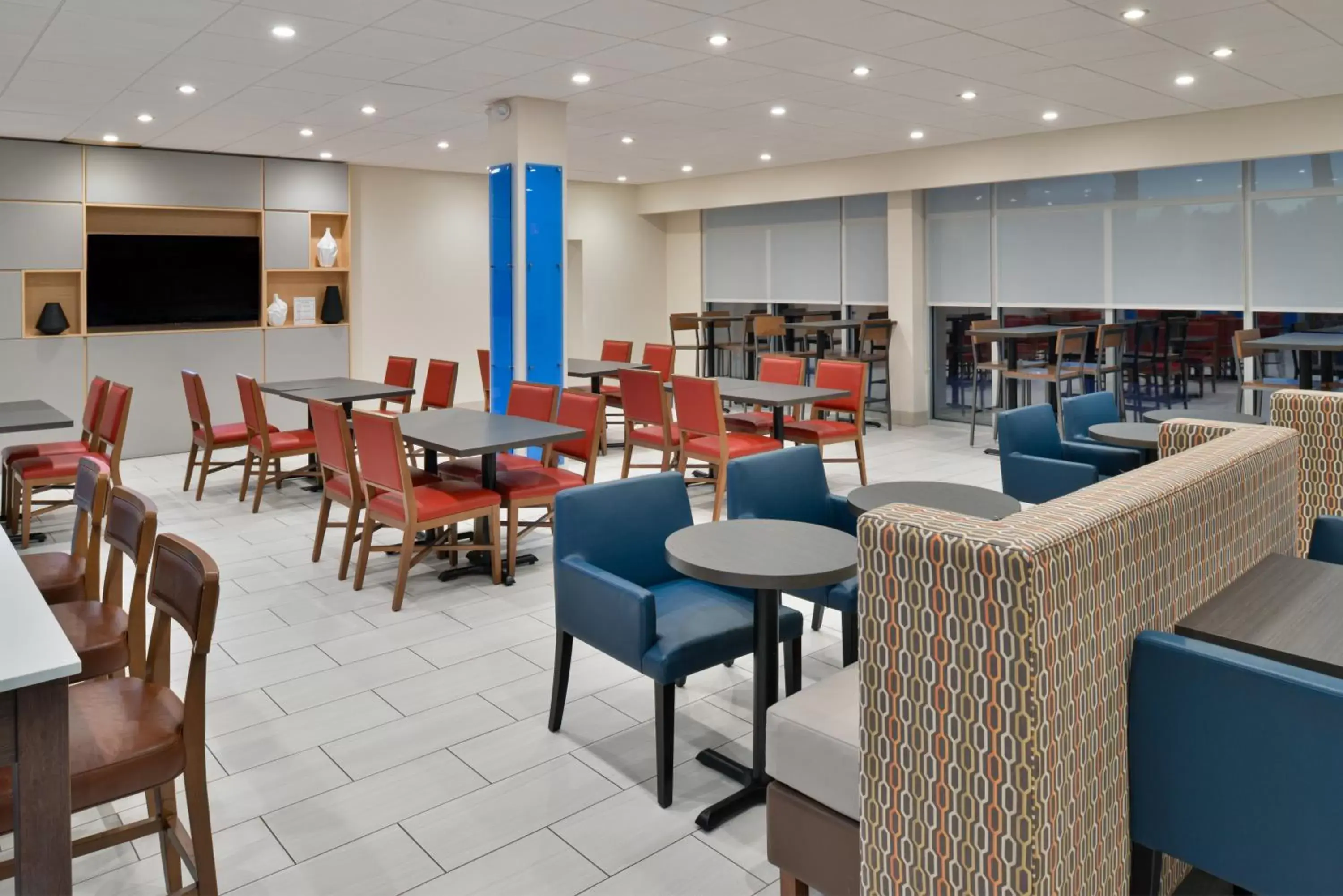 Lobby or reception, Restaurant/Places to Eat in Holiday Inn Express Orlando - South Park, an IHG Hotel