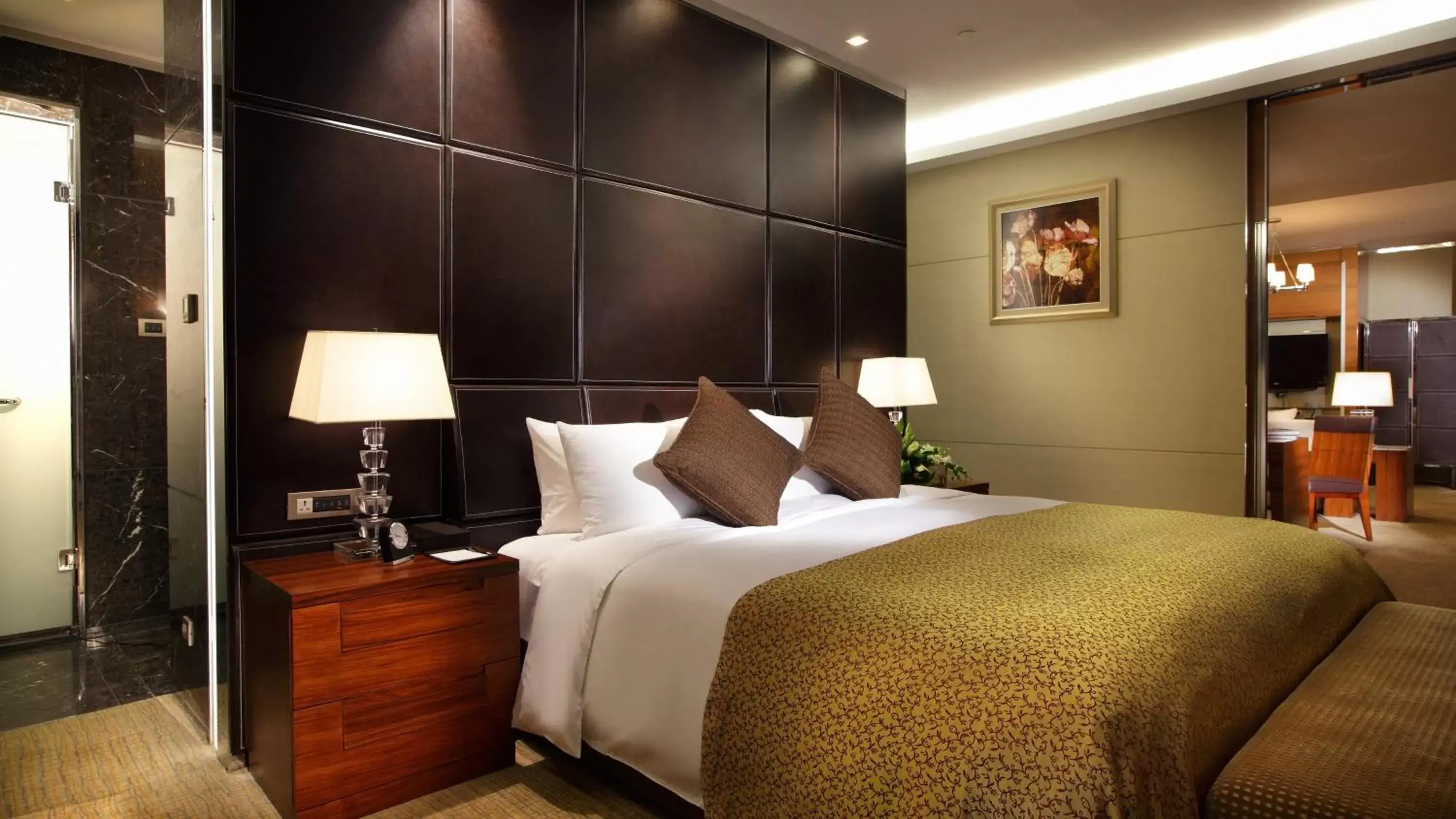 Photo of the whole room, Bed in InterContinental Nanjing, an IHG Hotel