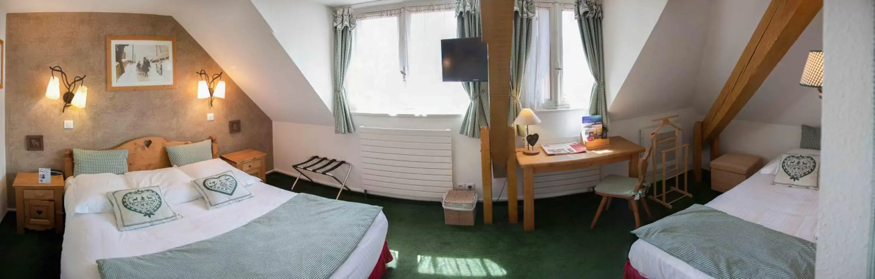 Bedroom, Bed in Hôtel des Princes, Chambéry Centre