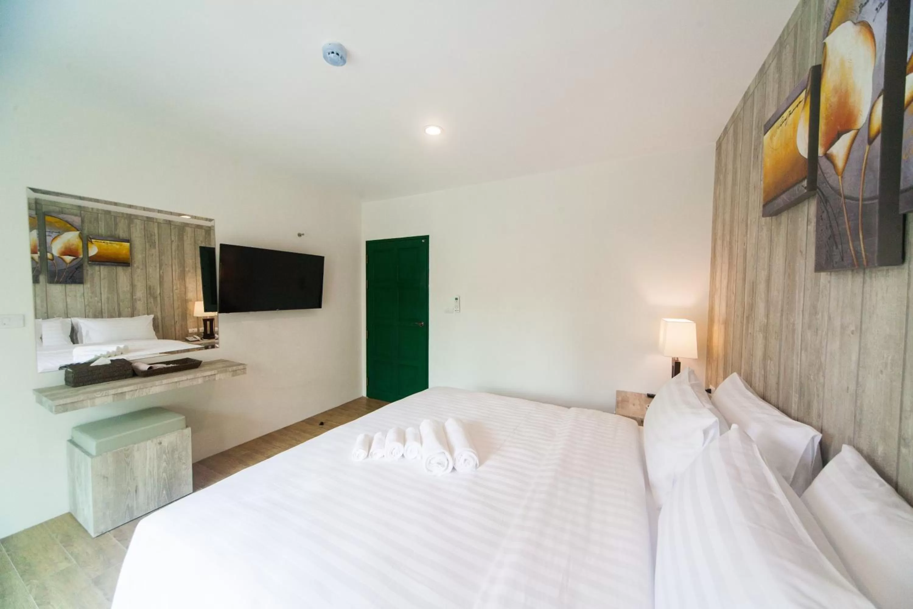 Bedroom, Bed in Anchan Laguna Hotel โรงแรมอัญชันลากูน่า