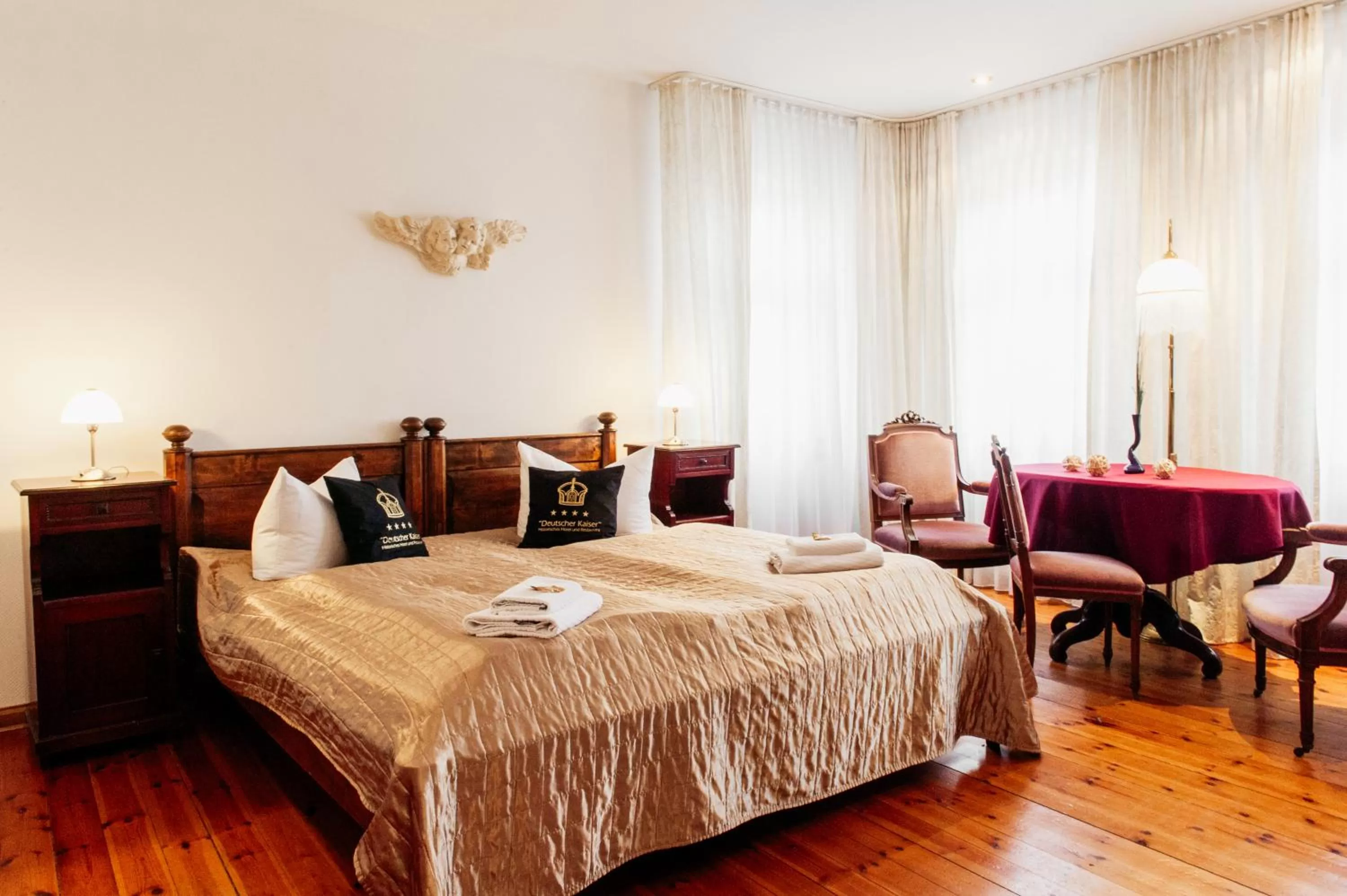 Photo of the whole room, Bed in Hotel & Restaurant "Deutscher Kaiser"