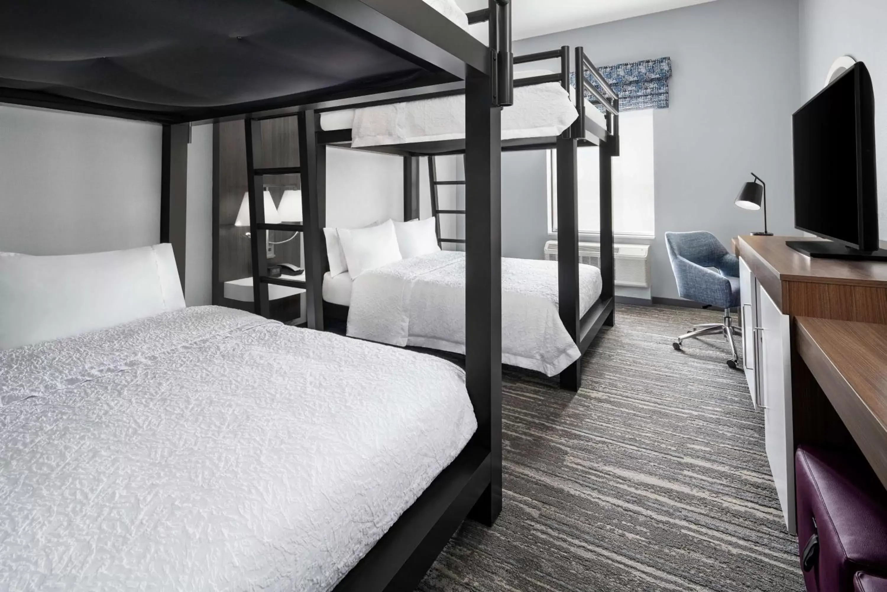 Bedroom in Hampton Inn & Suites Bridgeview Chicago, Il