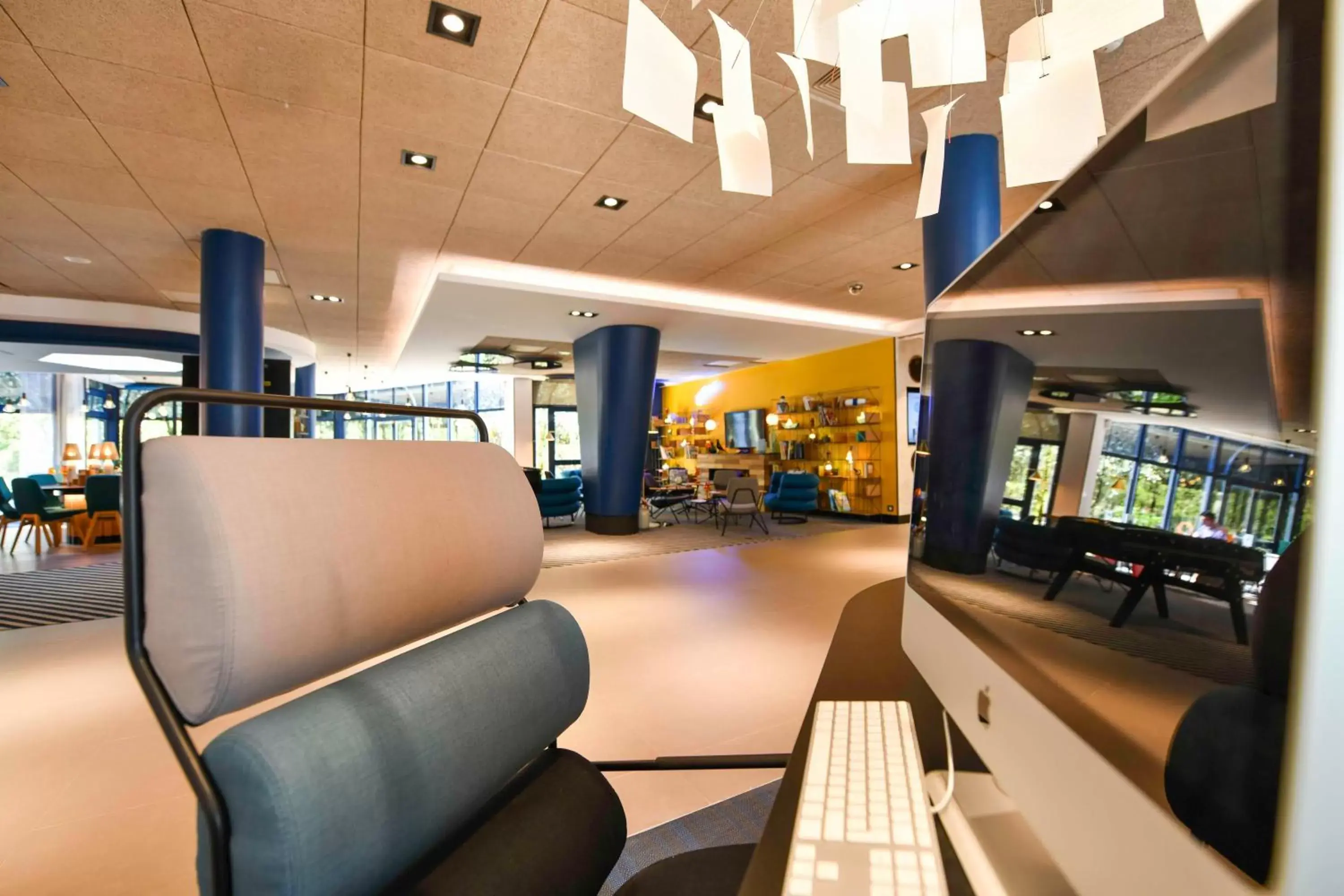 Library, Lounge/Bar in Novotel La Rochelle Centre