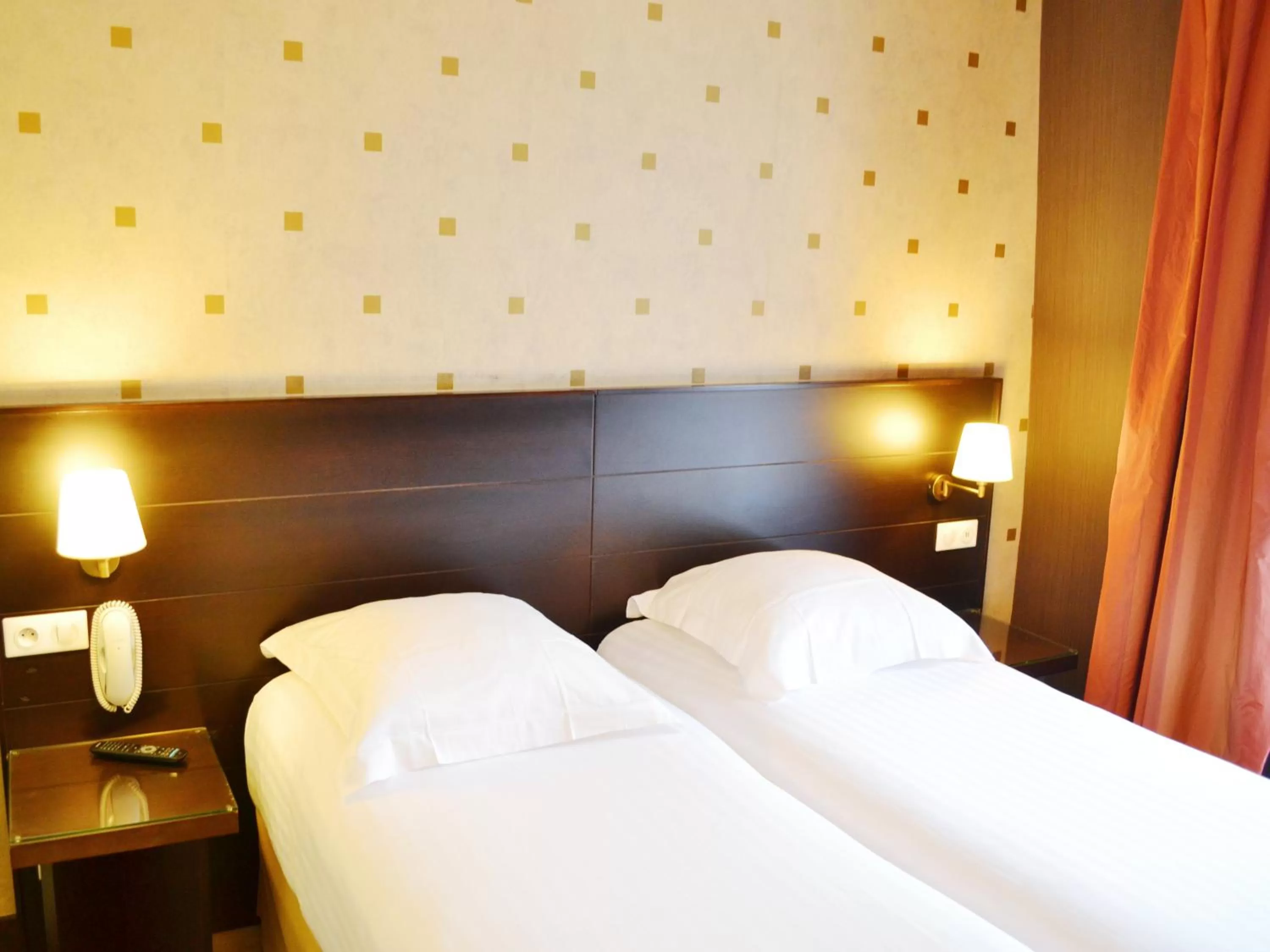 Bed in Hôtel de l&#x27;Exposition - Tour Eiffel